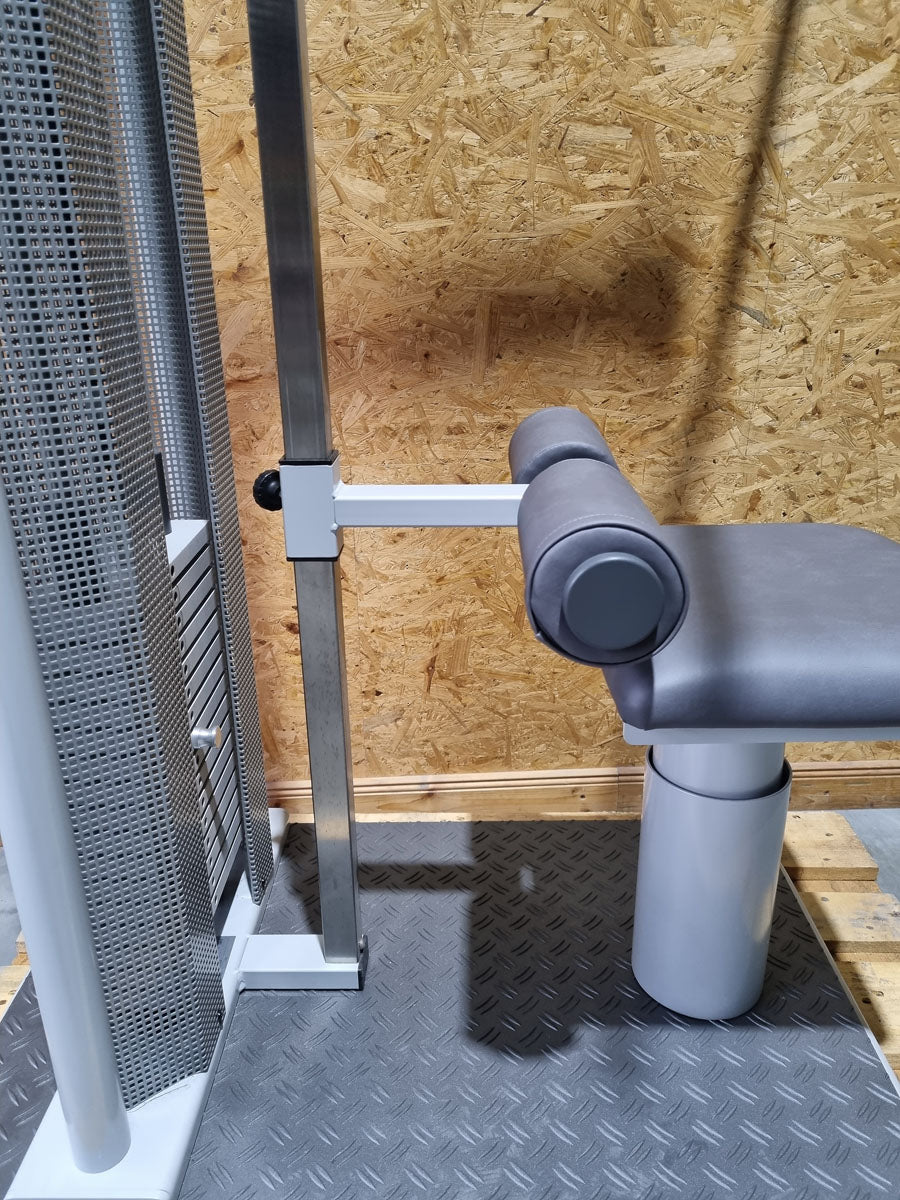 Dynamed Zugapparat Vertikal mit Sitz, Latzug von Oben, Pulldown, Stolzenberg, Rahmenfarbe Silber, gebraucht - überholter Zustand