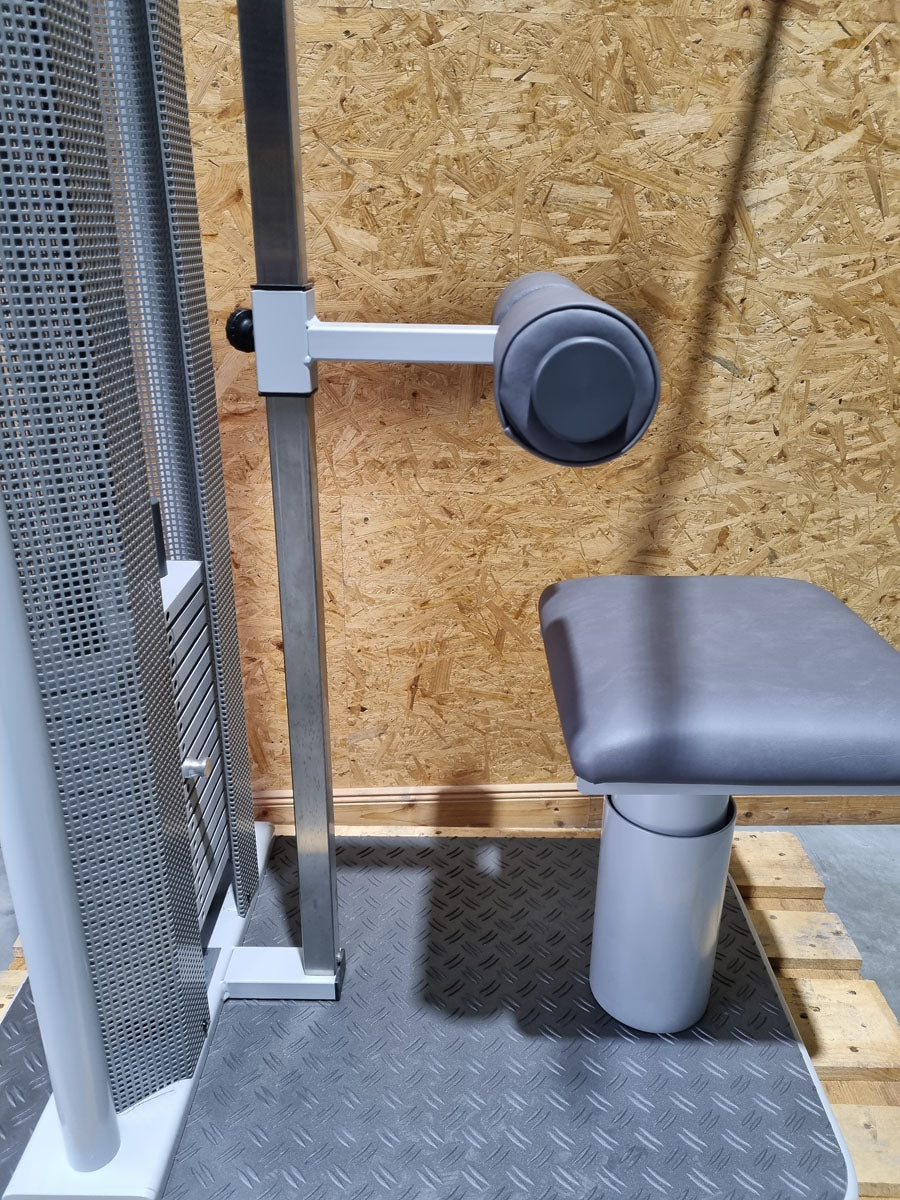 Dynamed Zugapparat Vertikal mit Sitz, Latzug von Oben, Pulldown, Stolzenberg, Rahmenfarbe Silber, gebraucht - überholter Zustand