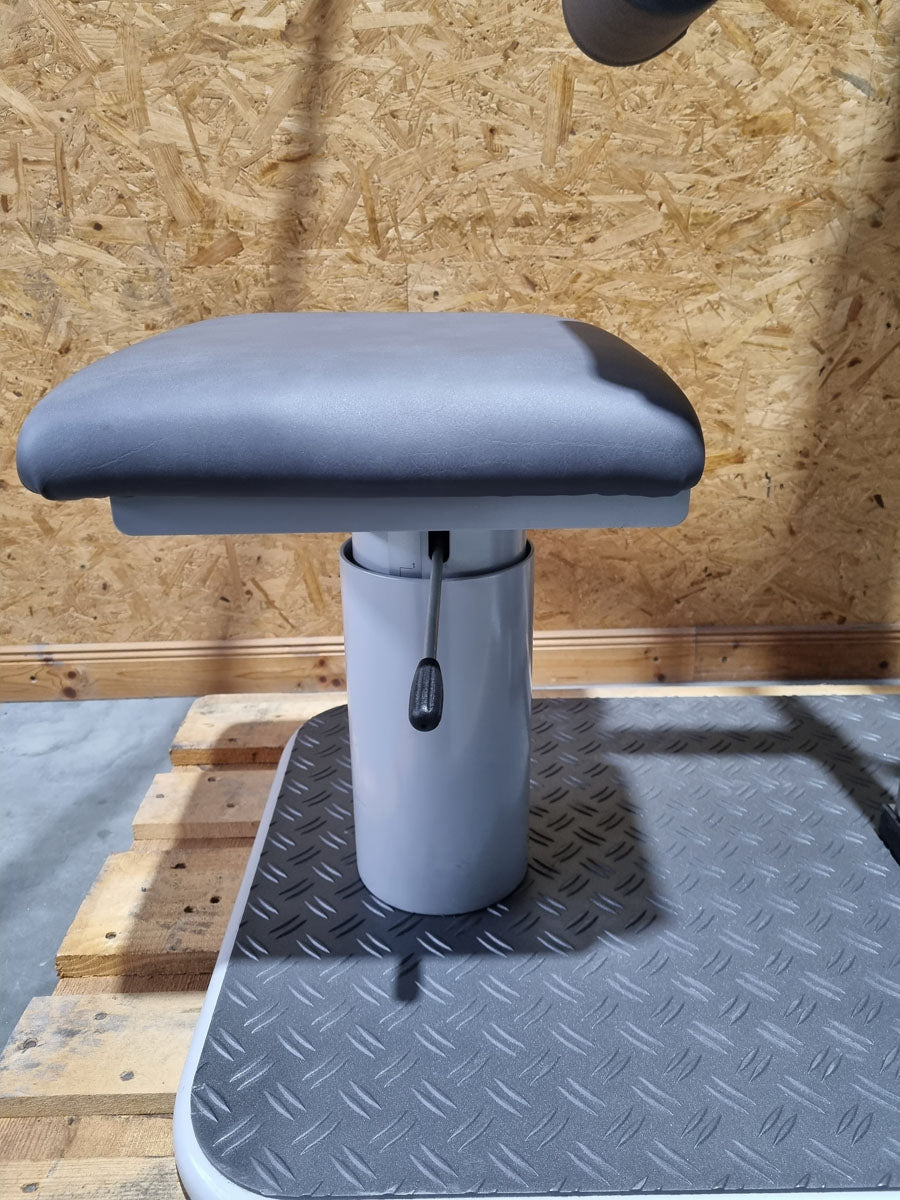 Dynamed Zugapparat Vertikal mit Sitz, Latzug von Oben, Pulldown, Stolzenberg, Rahmenfarbe Silber, gebraucht - überholter Zustand
