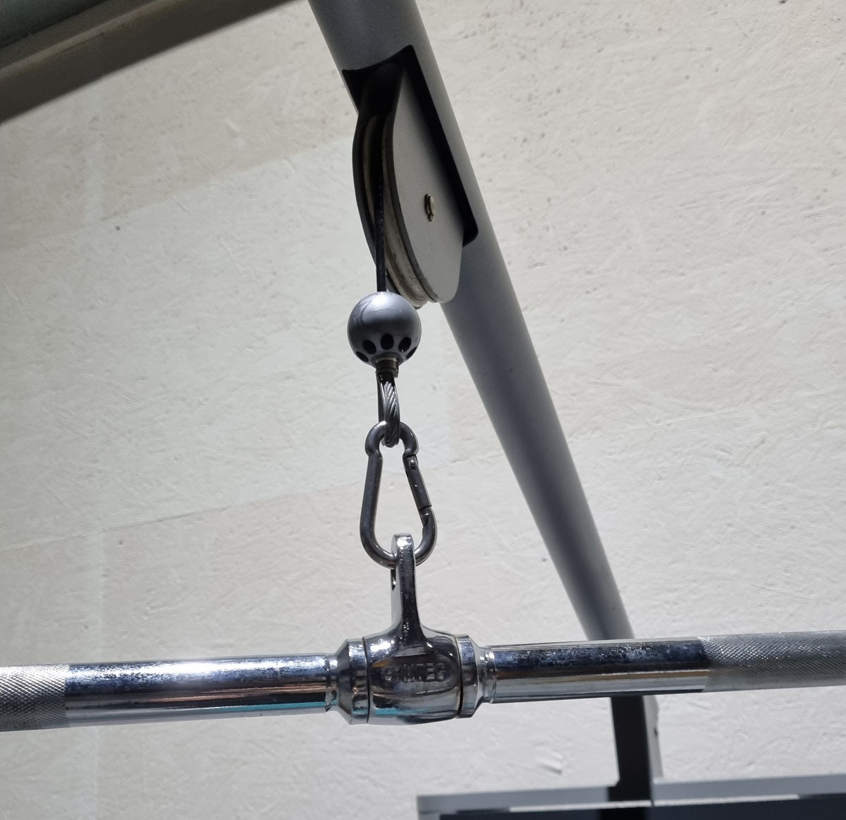 Frei Genius Lateral-Zug, Latzug von Oben mit Seilzug, Lat-Machine, Pulldown, Rahmenfarbe Silber - gebraucht - überholter Zustand
