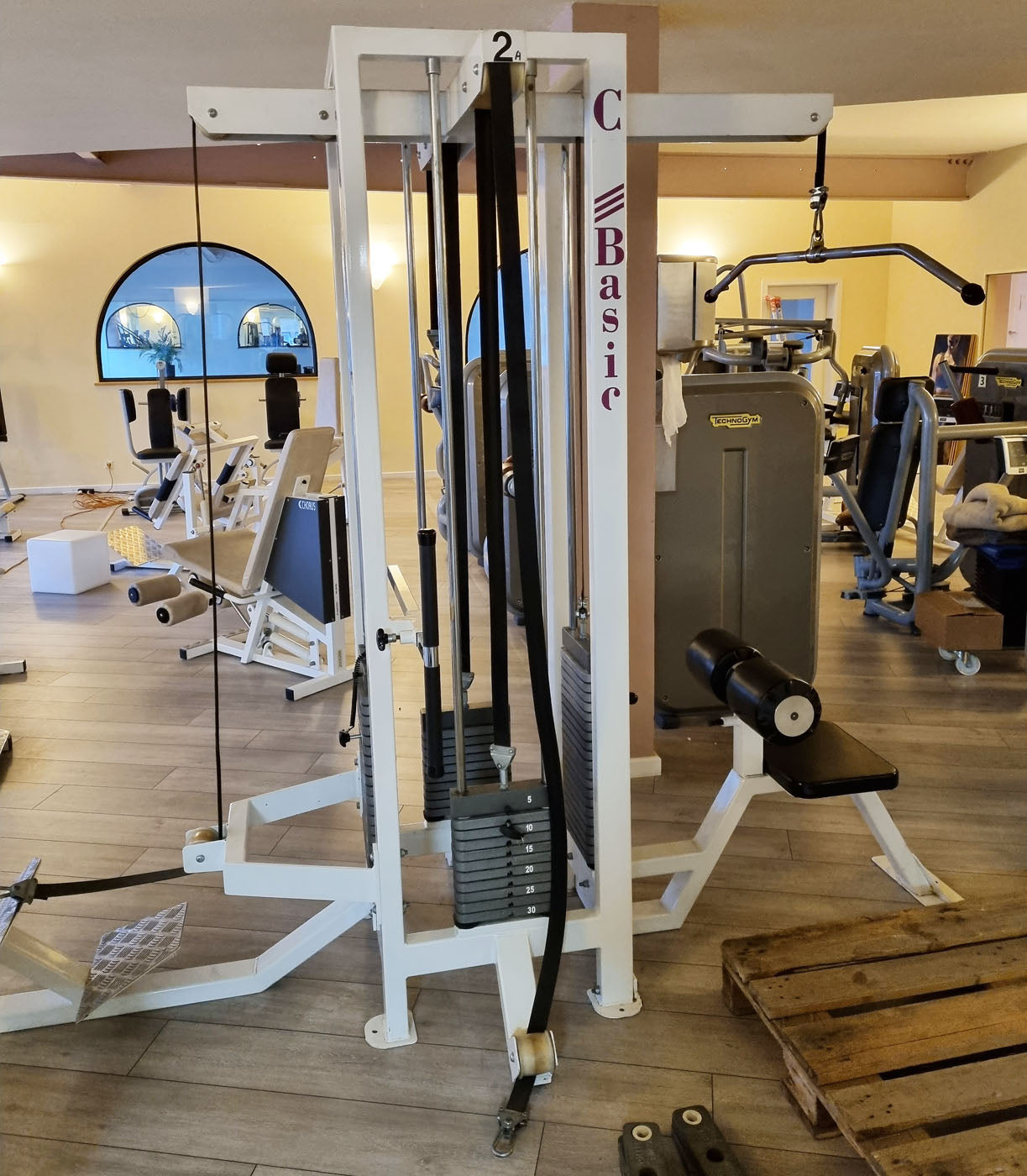 Competition Line 4 Stationenturm, 4 Stack Multi Station, Rudern, Latzug und 2 Seilzüge, Oldschool Bodybuilding, Rahmenfarbe Weiß, gebraucht - geprüfter Zustand mit Gebrauchsspuren