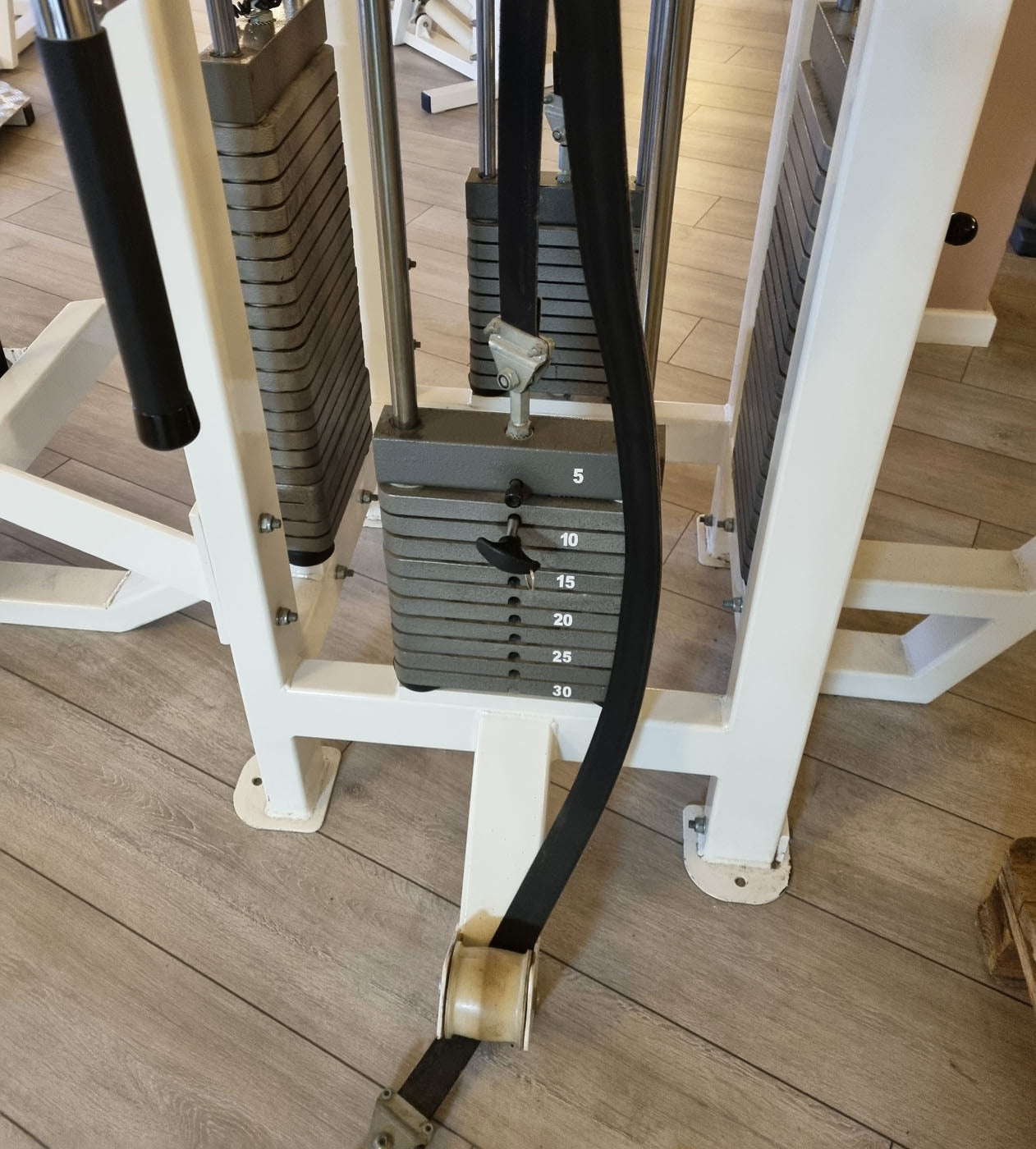 Competition Line 4 Stationenturm, 4 Stack Multi Station, Rudern, Latzug und 2 Seilzüge, Oldschool Bodybuilding, Rahmenfarbe Weiß, gebraucht - geprüfter Zustand mit Gebrauchsspuren