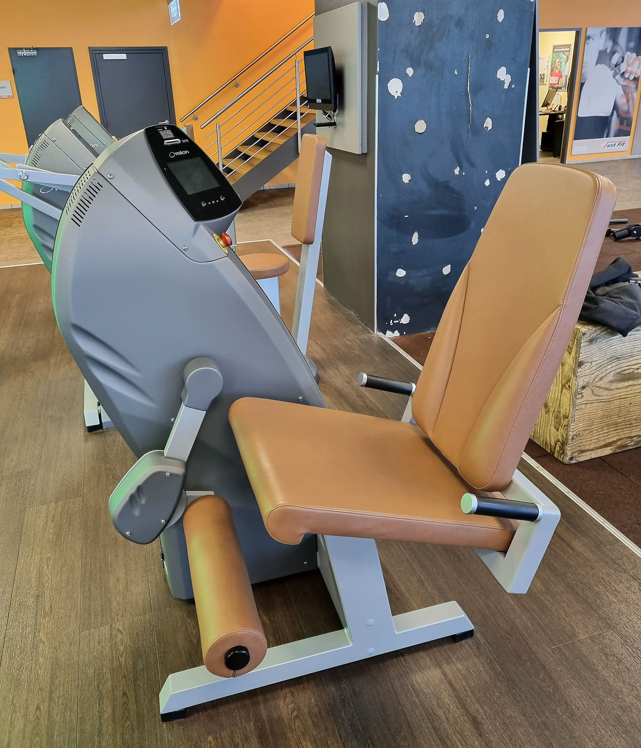 Milon 9-seater PREMIUM strength circuit, built in 2017, housing in anthracite stone, upholstery brown, including LED traffic light, used, overhauled and as good as new - top condition