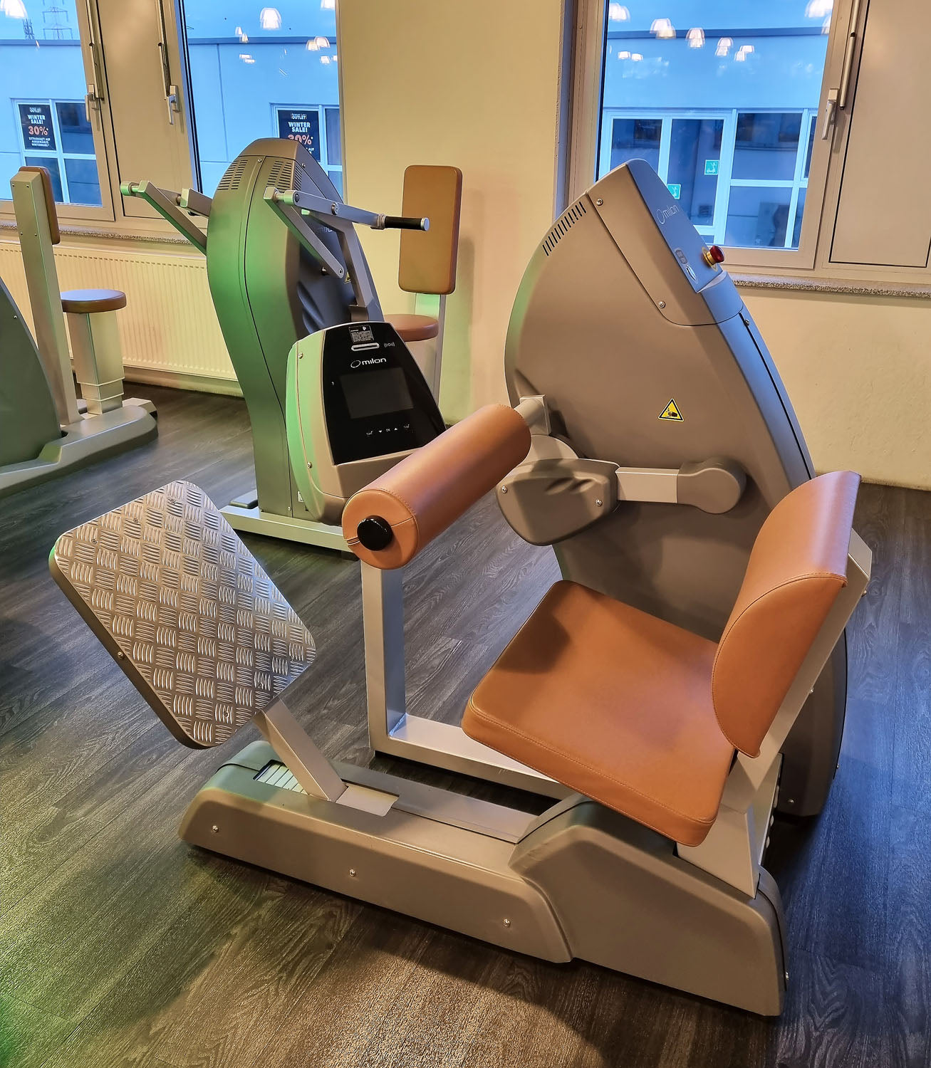 Milon 8-seater PREMIUM strength circuit, built in 2017, housing in anthracite stone, upholstery brown, including LED traffic light, top condition, used - overhauled and as good as new