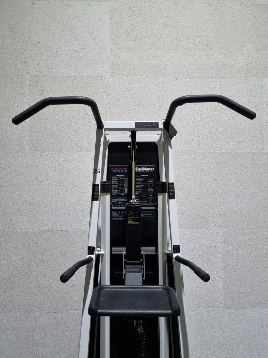 Stairmaster Gravitron 2000 AT Dip-Chin, Dip-Klimmzugmaschine mit Gewichtsunterstützung, Rahmen Weiß, gebraucht - überholter Zustand
