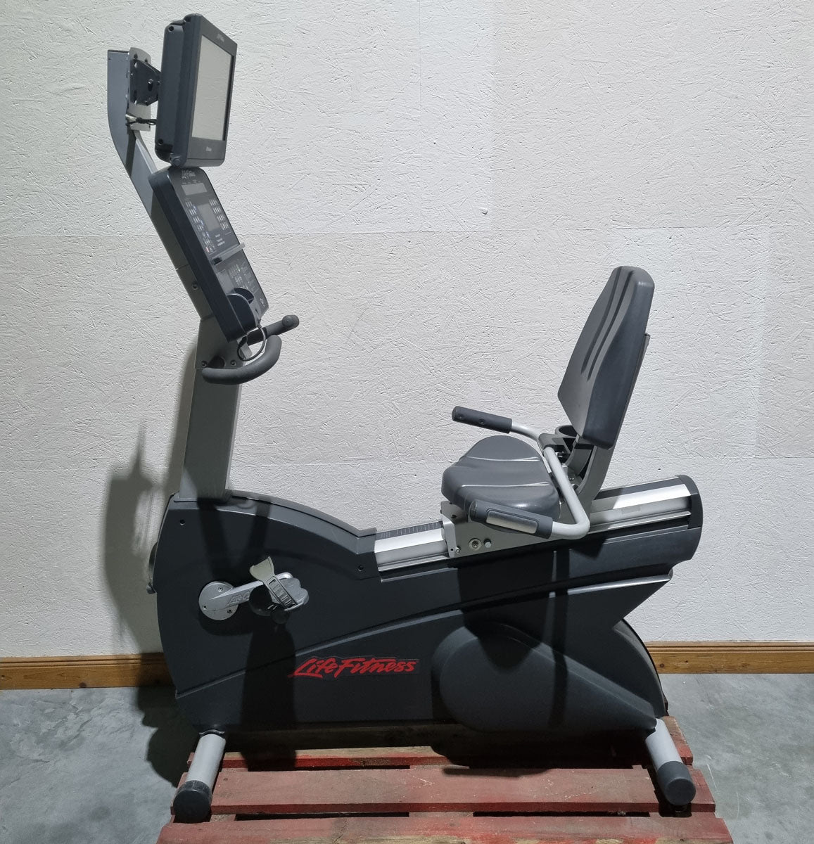 Life Fitness Recumbent, recumbent bike, Integrity Series, LED console, used - refurbished condition