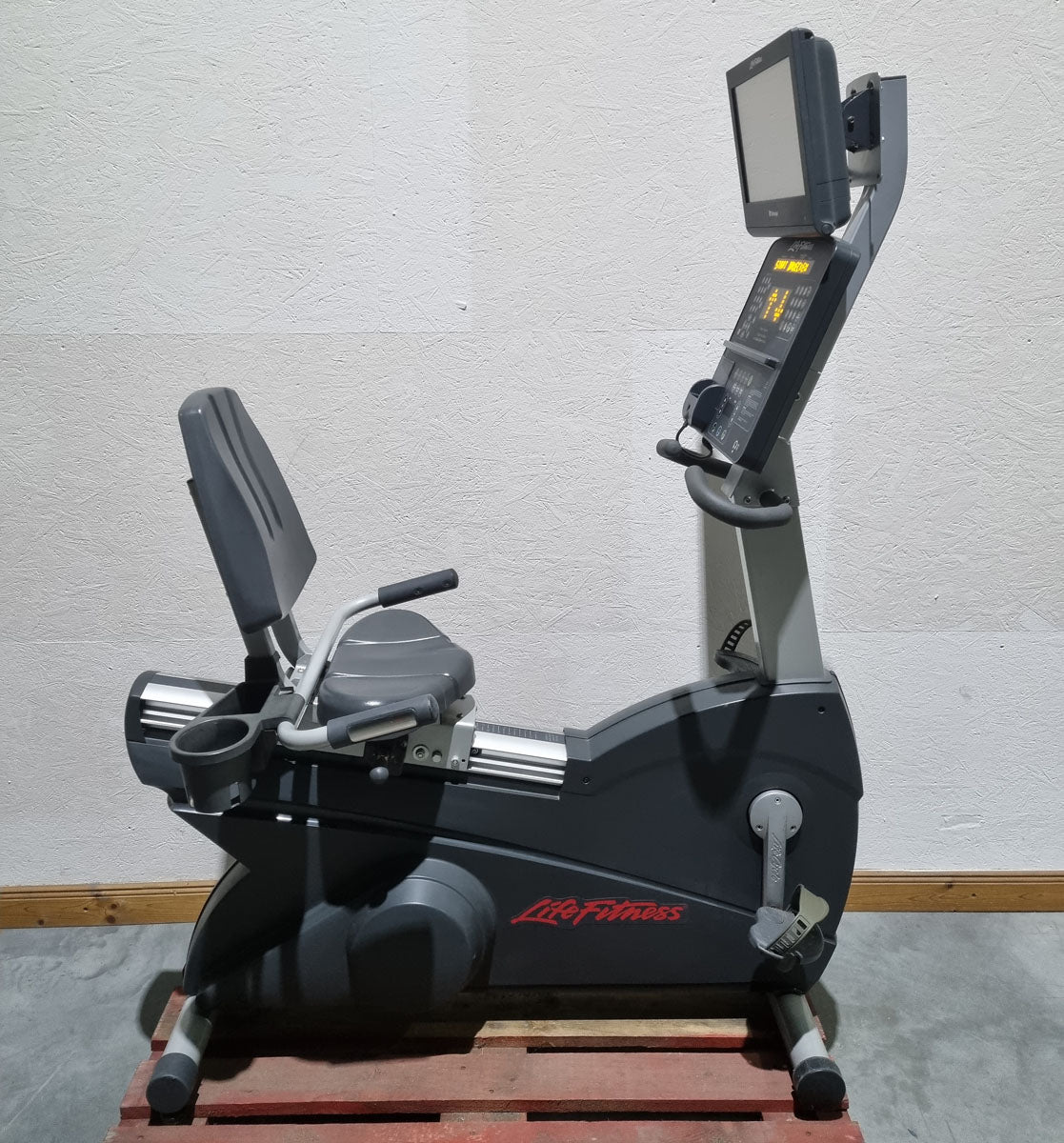 Life Fitness Recumbent, recumbent bike, Integrity Series, LED console, used - refurbished condition