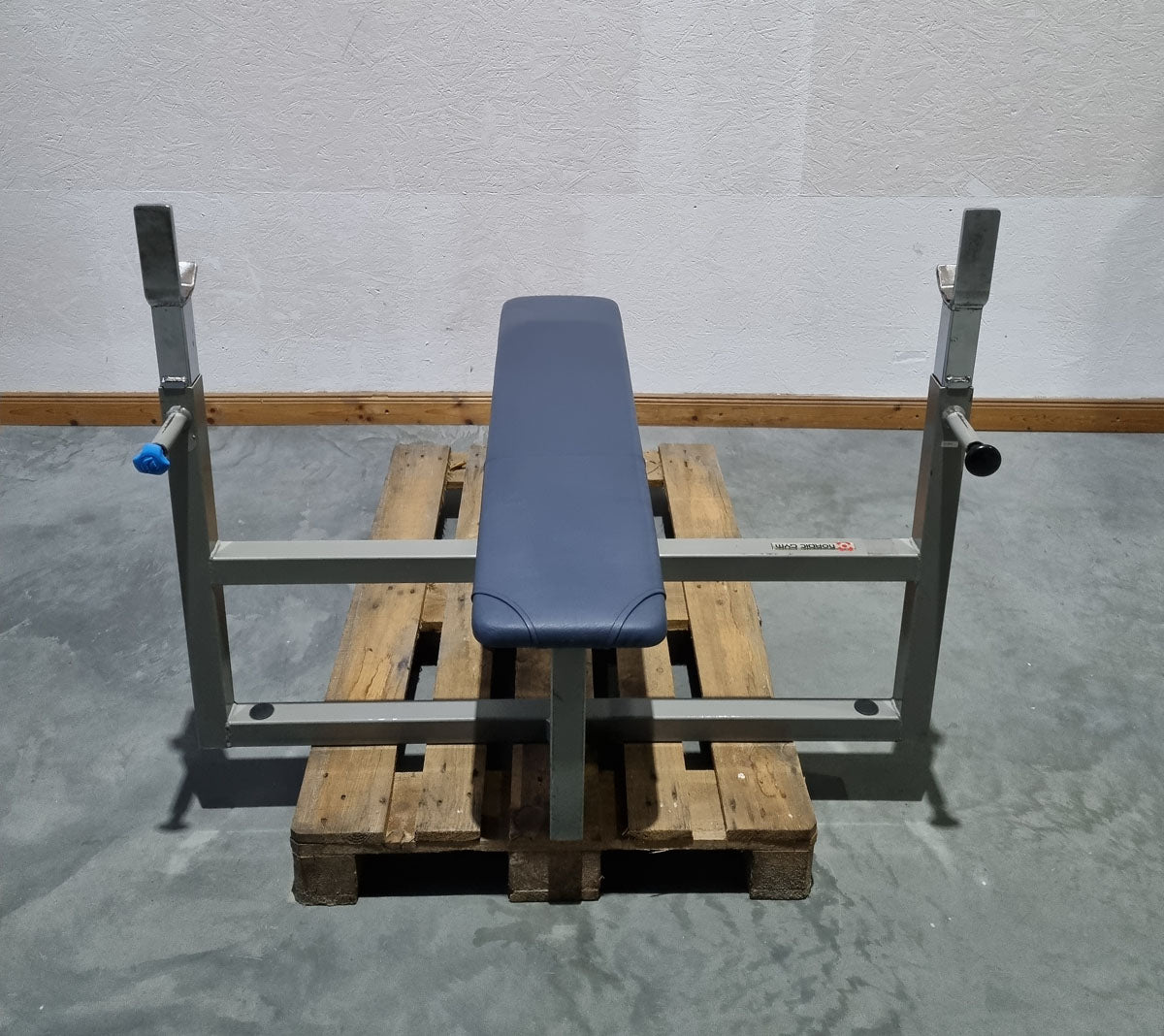 Nordic Gym Olympia Flachdrückerbank, Olympic Flat Bench, Bankdrückbank Flach mit Ablagen für Bankdrücken, Rahmebfarbe Grau, gebraucht - überholter Zustand