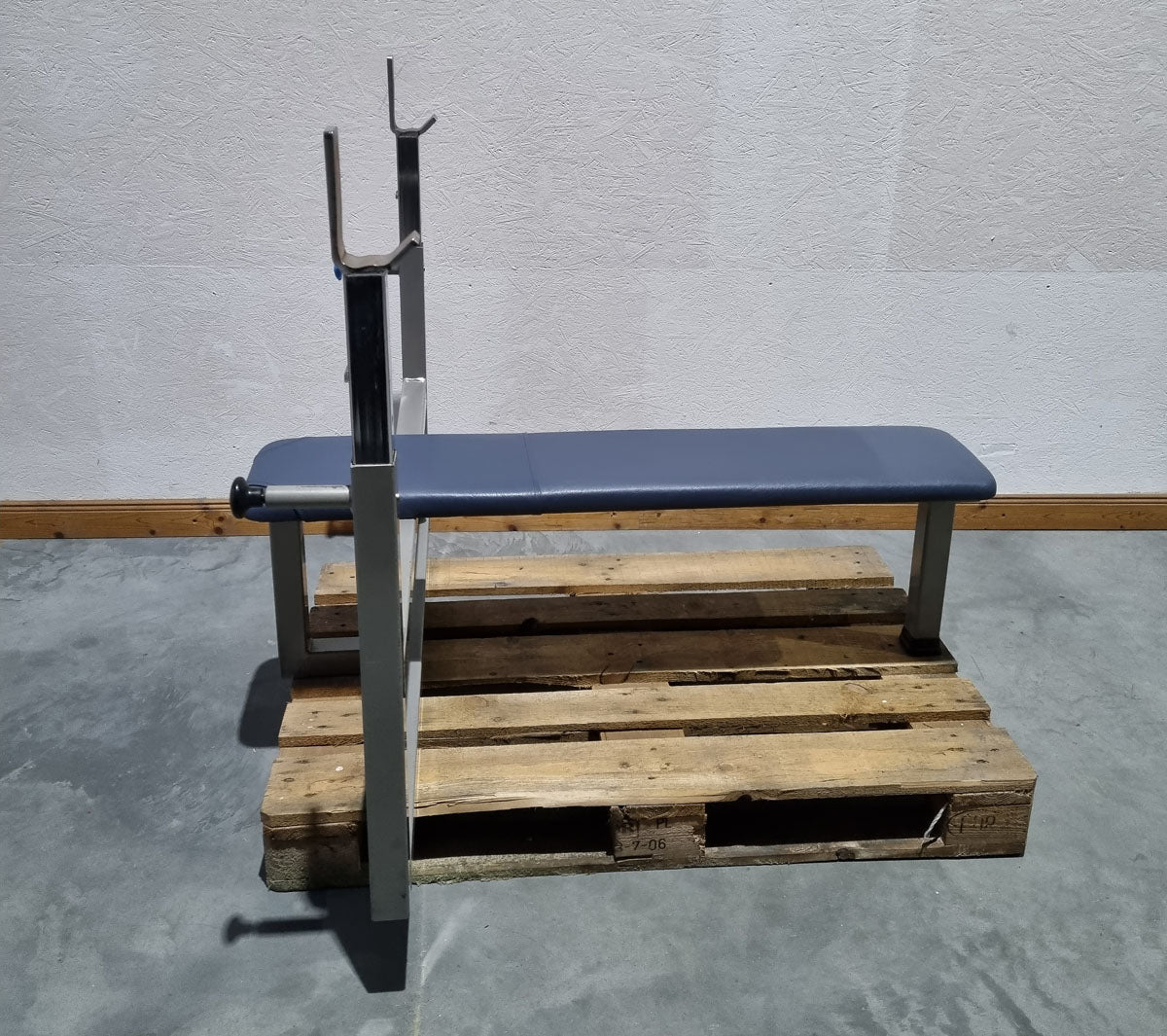 Nordic Gym Olympia Flachdrückerbank, Olympic Flat Bench, Bankdrückbank Flach mit Ablagen für Bankdrücken, Rahmebfarbe Grau, gebraucht - überholter Zustand
