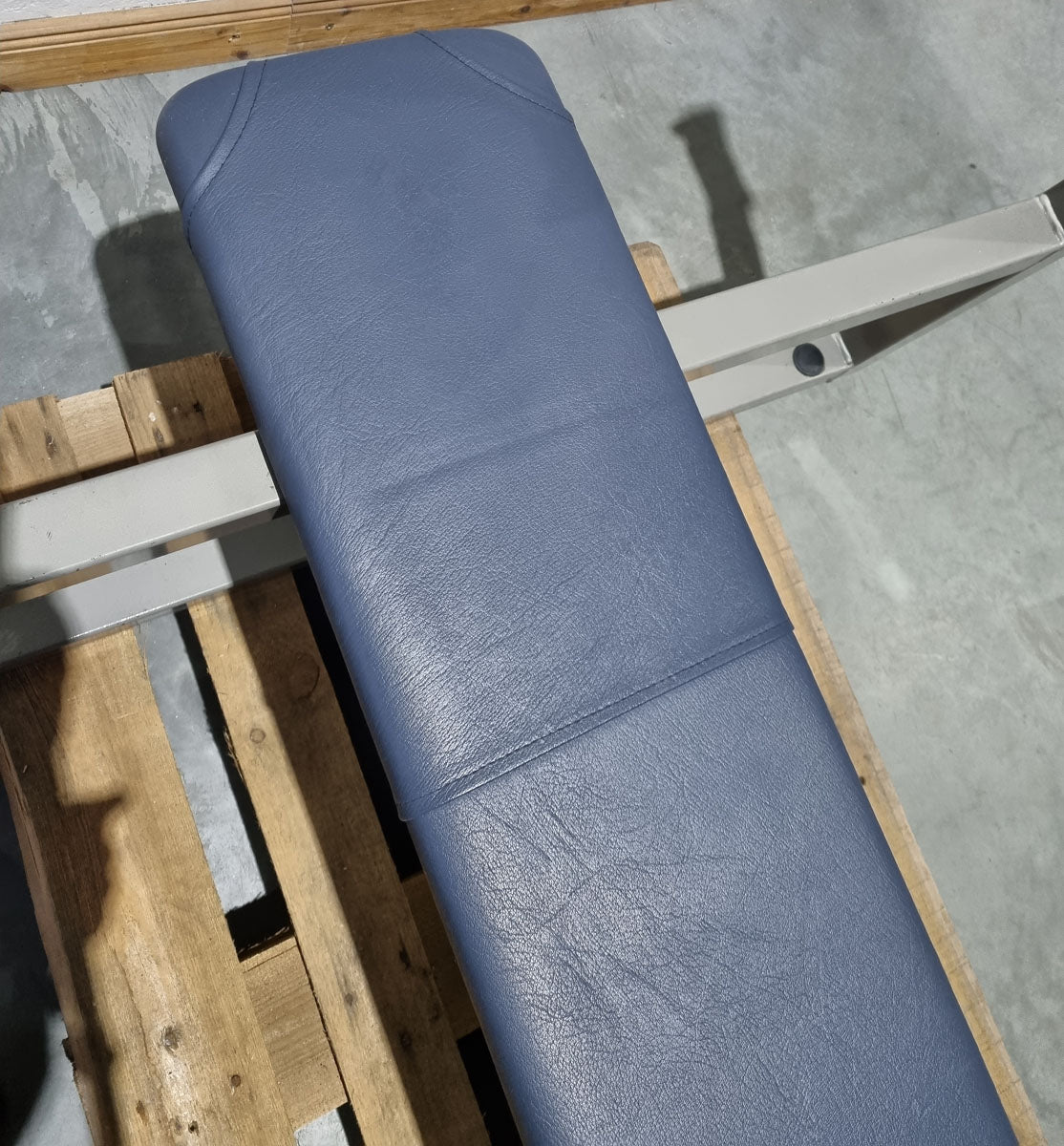 Nordic Gym Olympia Flachdrückerbank, Olympic Flat Bench, Bankdrückbank Flach mit Ablagen für Bankdrücken, Rahmebfarbe Grau, gebraucht - überholter Zustand