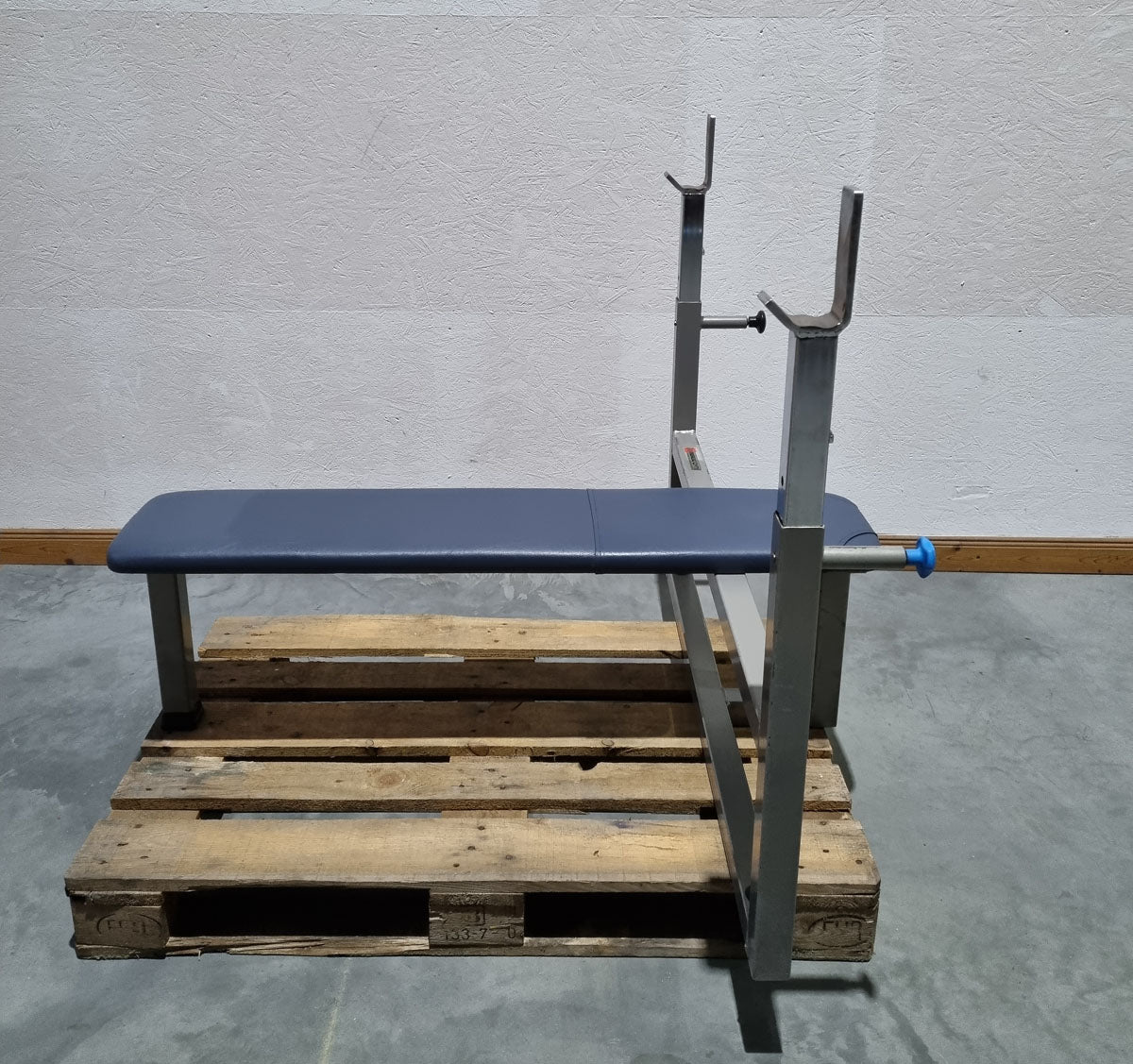 Nordic Gym Olympia Flachdrückerbank, Olympic Flat Bench, Bankdrückbank Flach mit Ablagen für Bankdrücken, Rahmebfarbe Grau, gebraucht - überholter Zustand