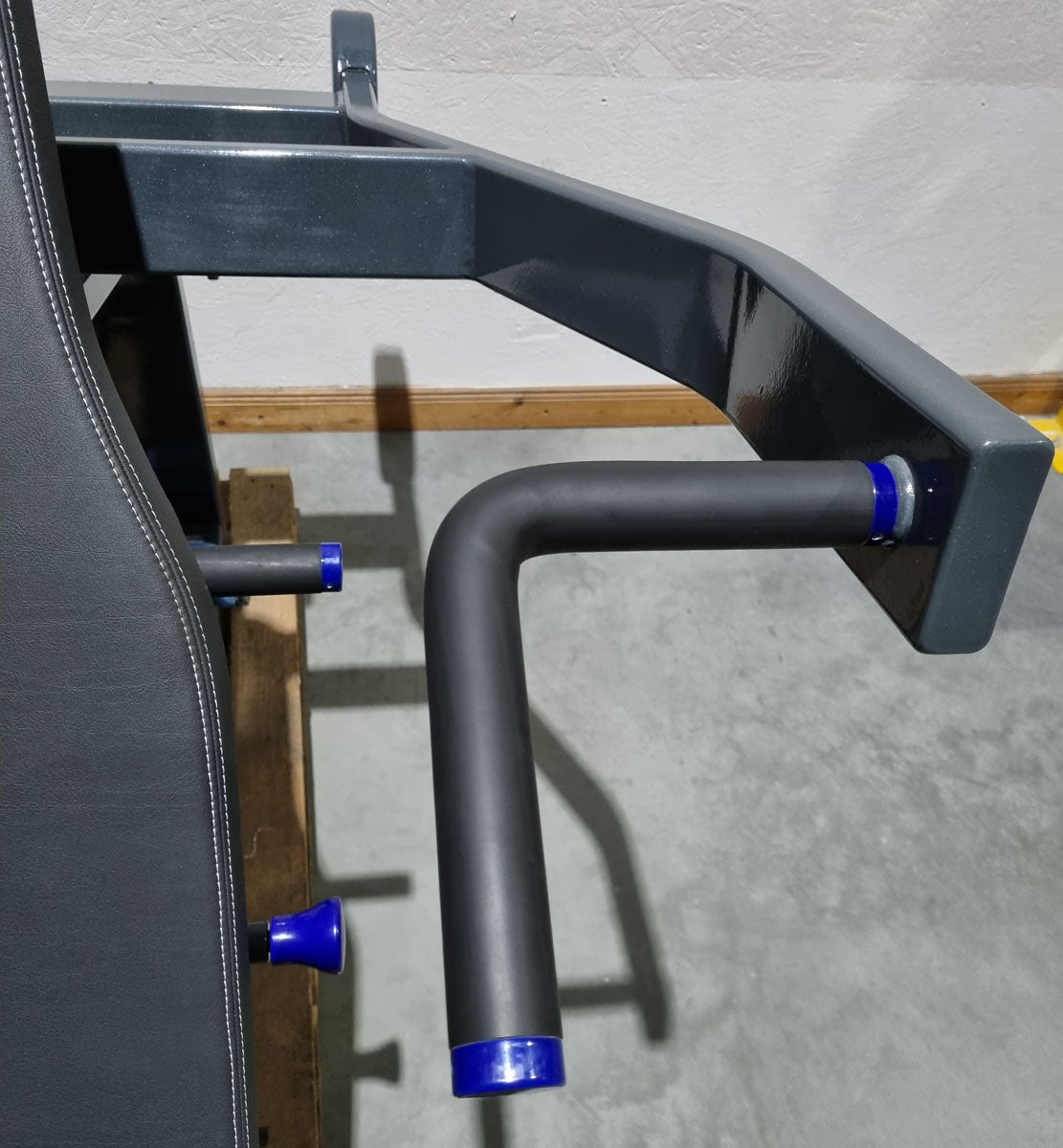 Milon Milcanic shoulder press, shoulder press, 120 kg weight block, overhead press, anthracite frame, used - display piece - top condition