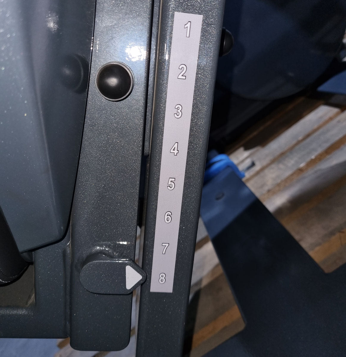 Milon Milcanic shoulder press, shoulder press, 120 kg weight block, overhead press, anthracite frame, used - display piece - top condition