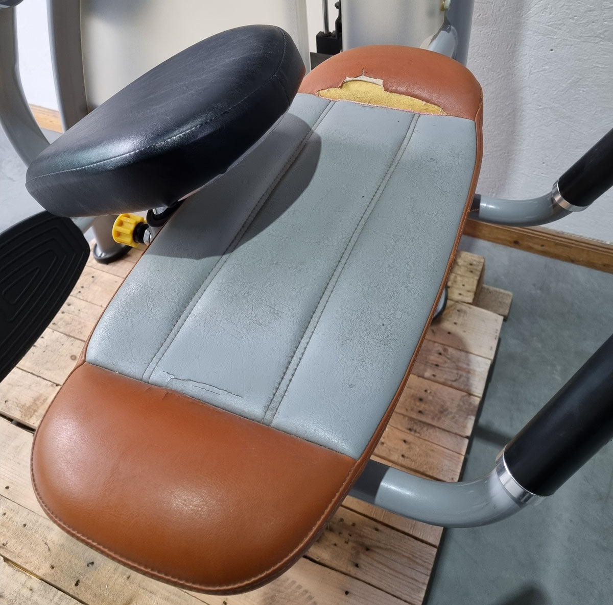 SportsArt Gluteus Maschine S955 A955 N955 Pomaschine stehend, Glutes Kick Radial, Rahmenfarbe Silber, Polsterfarbe Orange/Grau, gebraucht - überholter Zustand