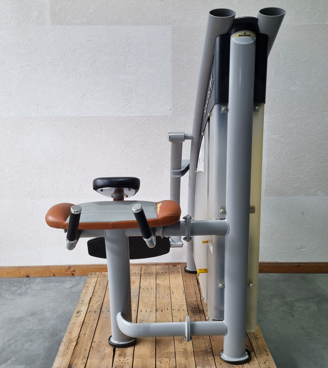 SportsArt Gluteus Maschine S955 A955 N955 Pomaschine stehend, Glutes Kick Radial, Rahmenfarbe Silber, Polsterfarbe Orange/Grau, gebraucht - überholter Zustand