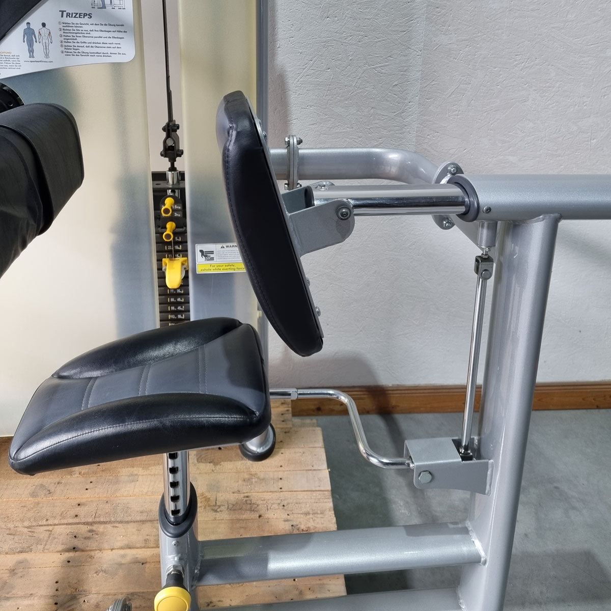 SportsArt Triceps Machine Horizontal S925 A925 N925 Triceps Extension, frame color silver, used - refurbished condition