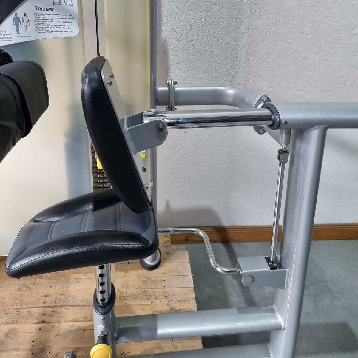 SportsArt Triceps Machine Horizontal S925 A925 N925 Triceps Extension, frame color silver, used - refurbished condition