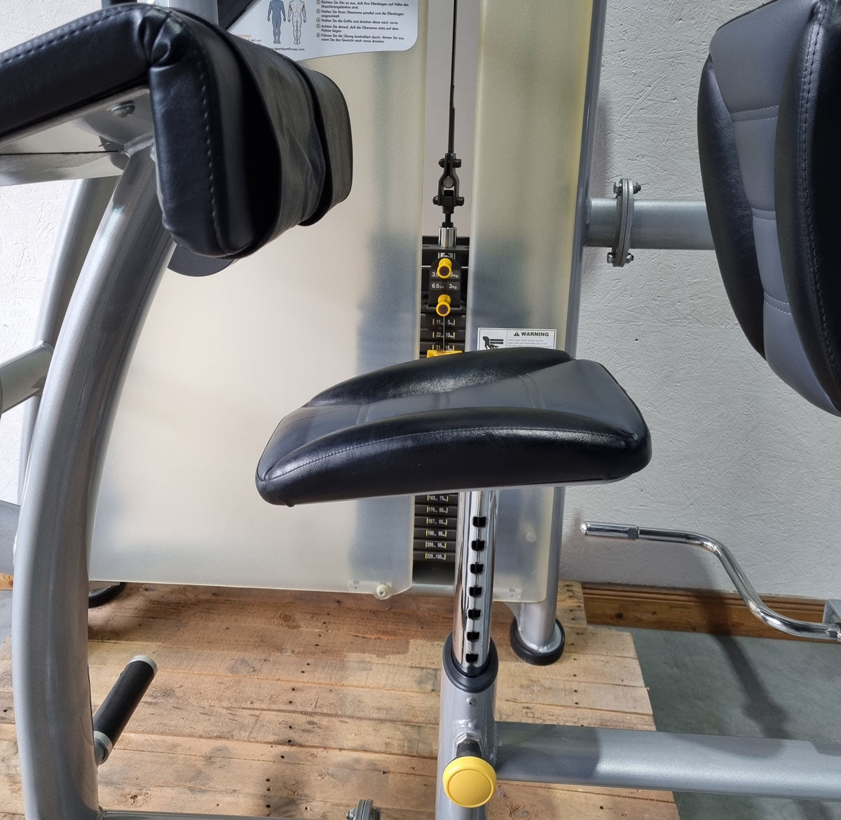SportsArt Triceps Machine Horizontal S925 A925 N925 Triceps Extension, frame color silver, used - refurbished condition
