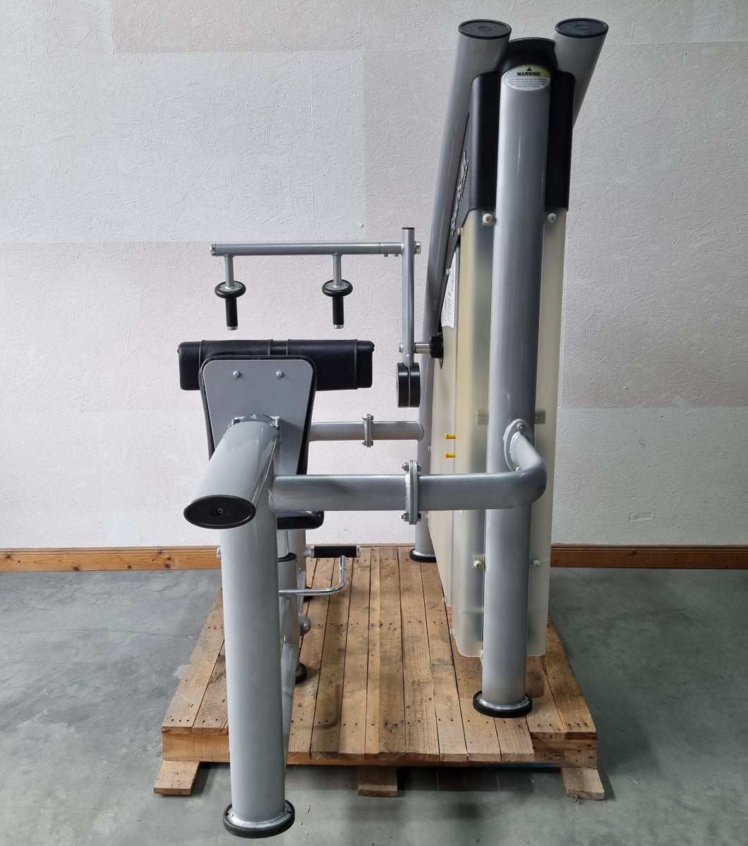 SportsArt Triceps Machine Horizontal S925 A925 N925 Triceps Extension, frame color silver, used - refurbished condition