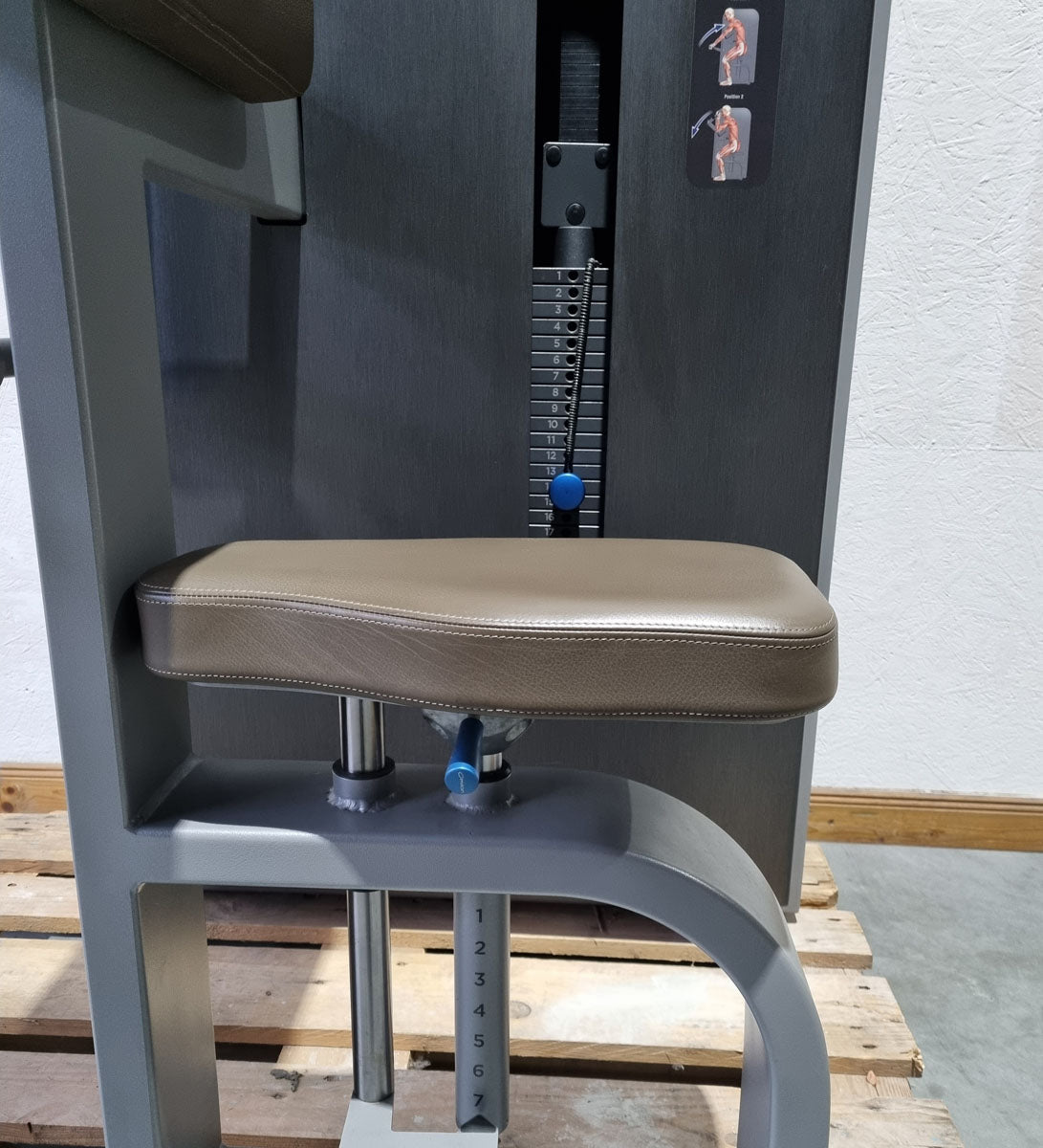Milon Milcanic biceps machine, biceps arm curl machine, arm curler, rotating handles, silver frame, used - display piece - top condition