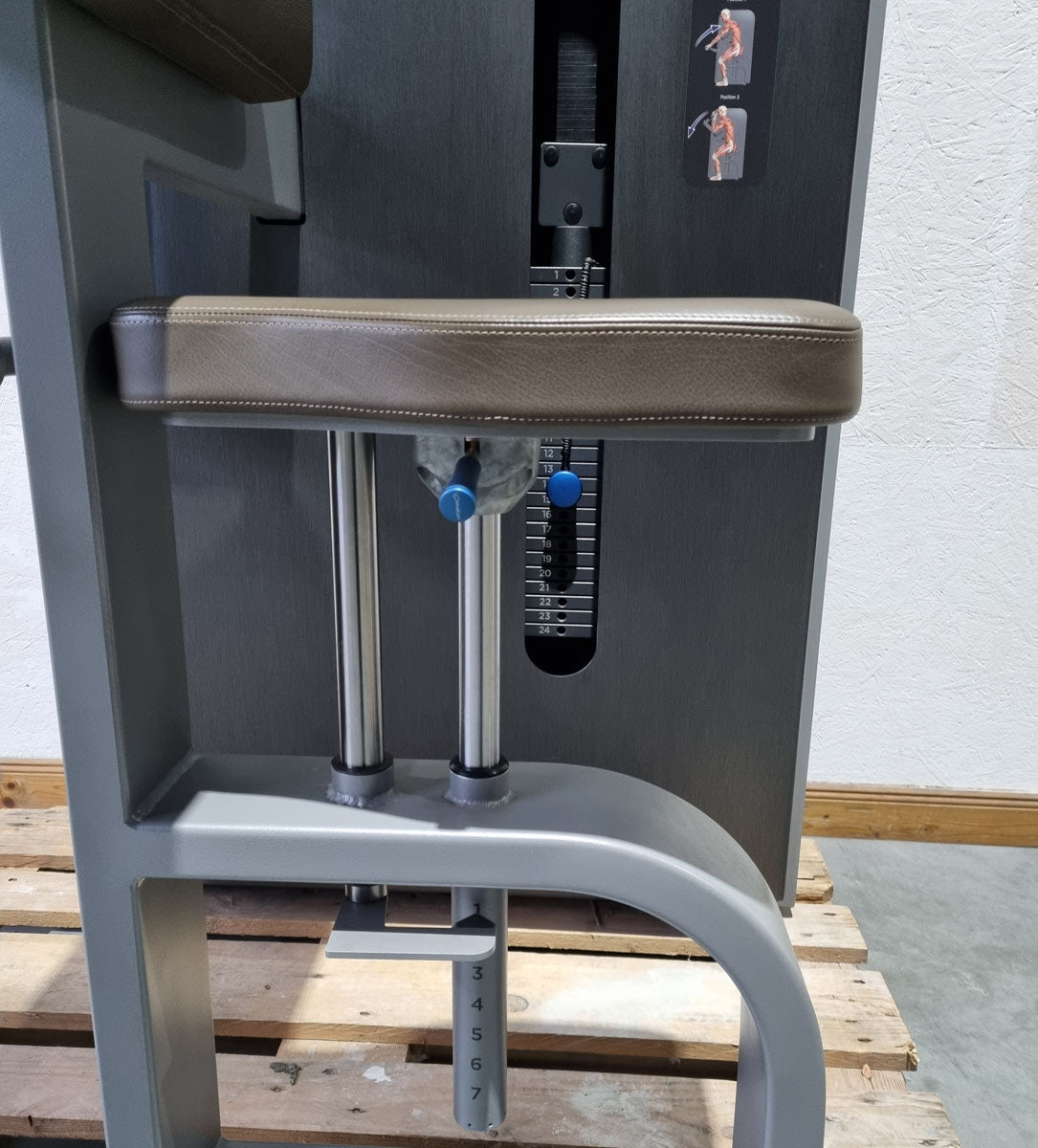 Milon Milcanic biceps machine, biceps arm curl machine, arm curler, rotating handles, silver frame, used - display piece - top condition