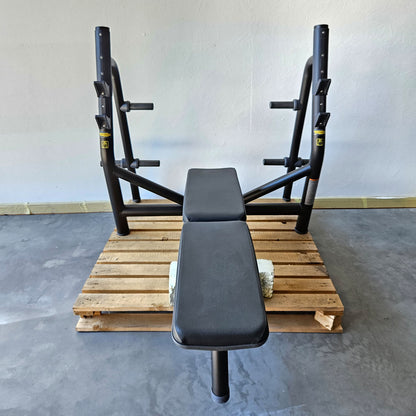 Technogym Horizontal Bench, Olympic Flat Bench, Bankdrückbank Flach mit Ablagen, Olympia Flachdrückerbank, Rahmebfarbe Schwarz, gebraucht - überholter Zustand