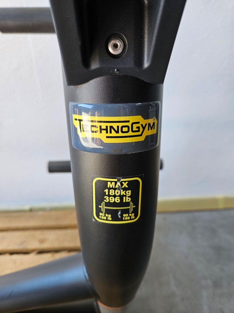 Technogym Horizontal Bench, Olympic Flat Bench, Bankdrückbank Flach mit Ablagen, Olympia Flachdrückerbank, Rahmebfarbe Schwarz, gebraucht - überholter Zustand