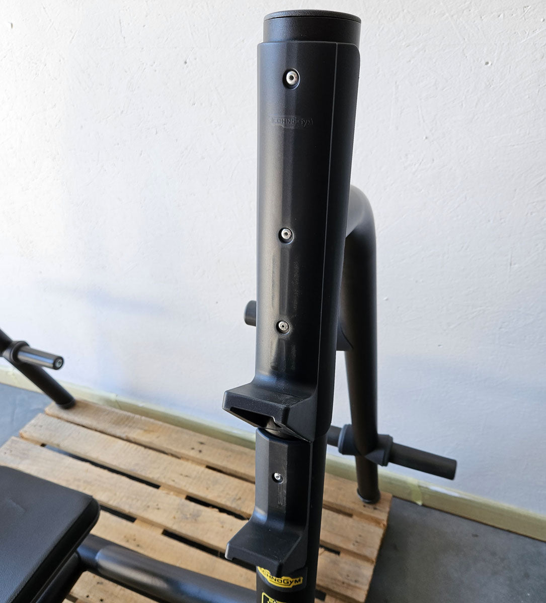 Technogym Horizontal Bench, Olympic Flat Bench, Bankdrückbank Flach mit Ablagen, Olympia Flachdrückerbank, Rahmebfarbe Schwarz, gebraucht - überholter Zustand