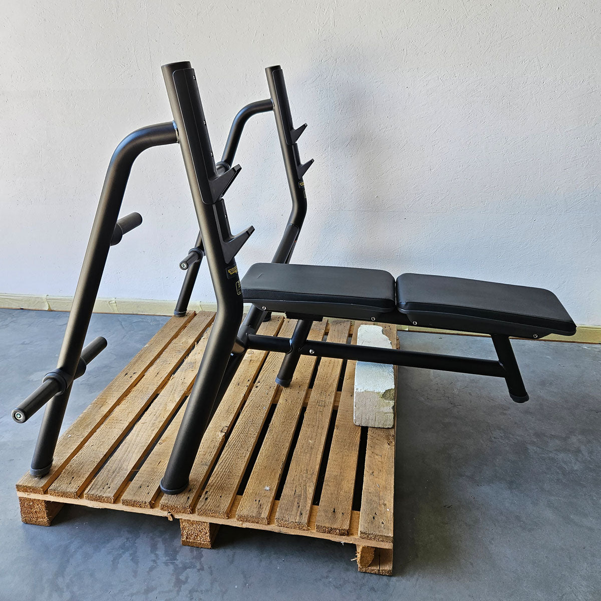 Technogym Horizontal Bench, Olympic Flat Bench, Bankdrückbank Flach mit Ablagen, Olympia Flachdrückerbank, Rahmebfarbe Schwarz, gebraucht - überholter Zustand