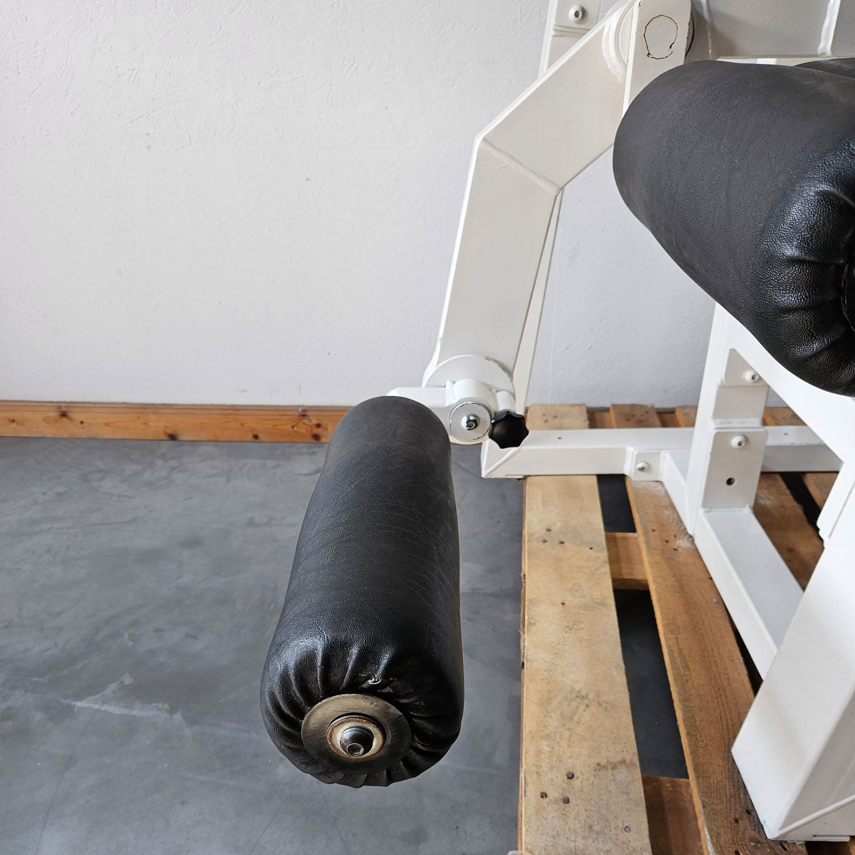 Gym80 Abdominal Machine, Jackknife, Abdominal Crunch, Oldschool Bodybuilding Strength Equipment - Edition or Classic Line, Frame Color White, Used with Signs of Wear