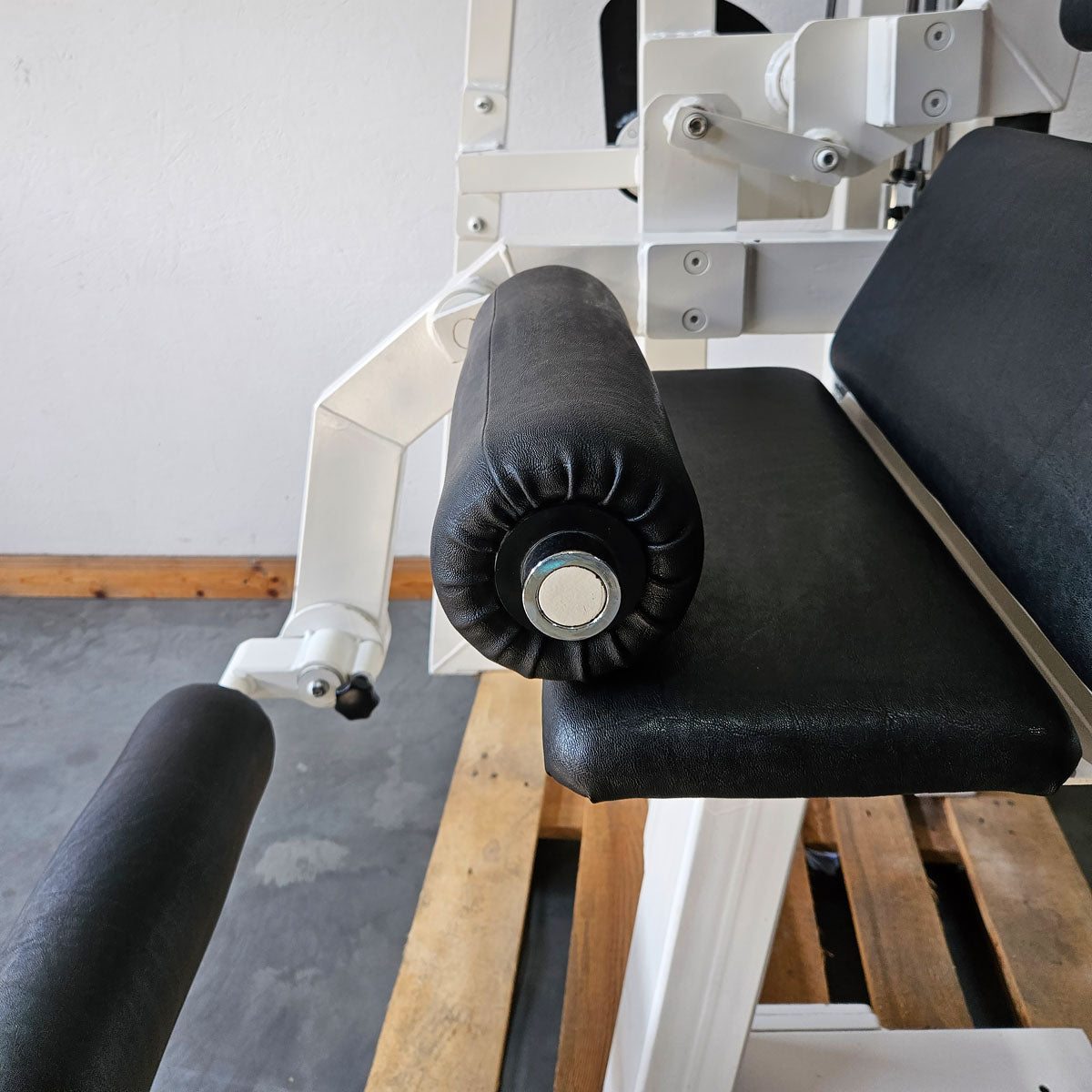 Gym80 Abdominal Machine, Jackknife, Abdominal Crunch, Oldschool Bodybuilding Strength Equipment - Edition or Classic Line, Frame Color White, Used with Signs of Wear