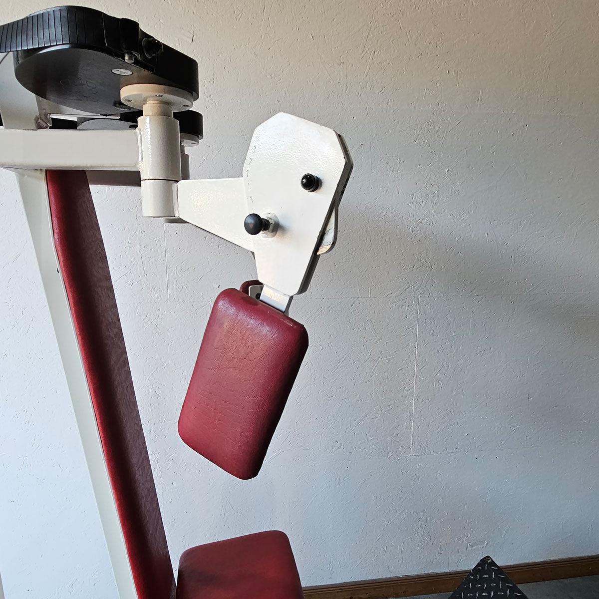 Gym80 Butterfly with padded pads, Pec Fly, angle adjustable, old school bodybuilding strength equipment - Edition or Classic Line, frame color white, used with signs of wear