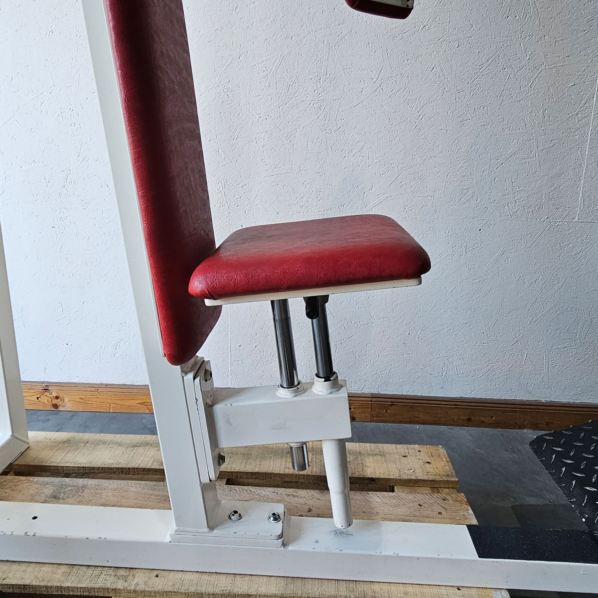 Gym80 Butterfly with padded pads, Pec Fly, angle adjustable, old school bodybuilding strength equipment - Edition or Classic Line, frame color white, used with signs of wear