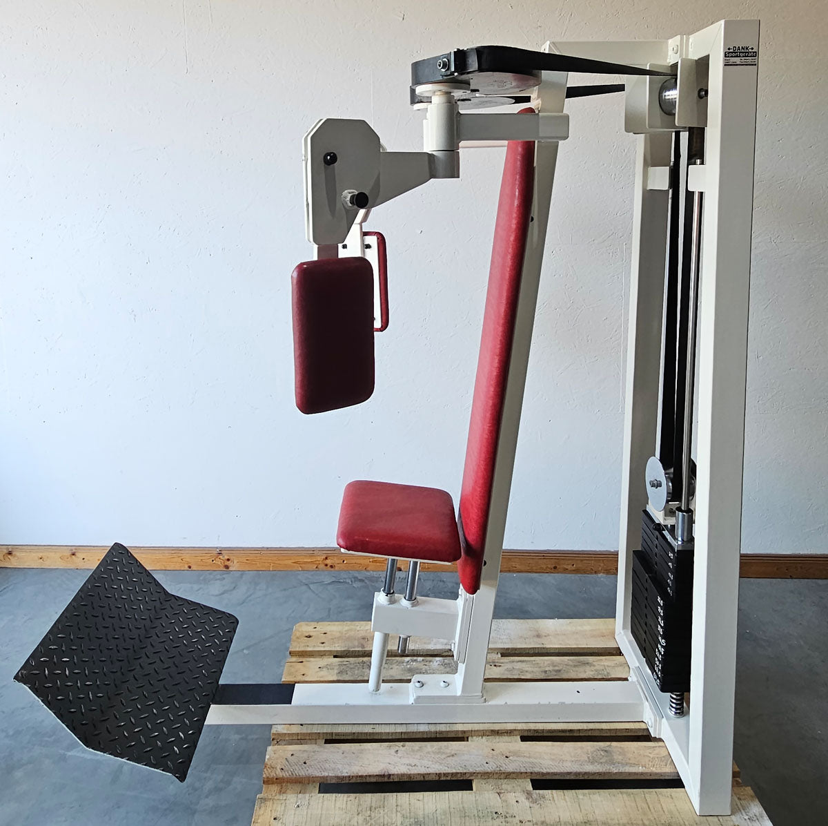 Gym80 Butterfly with padded pads, Pec Fly, angle adjustable, old school bodybuilding strength equipment - Edition or Classic Line, frame color white, used with signs of wear