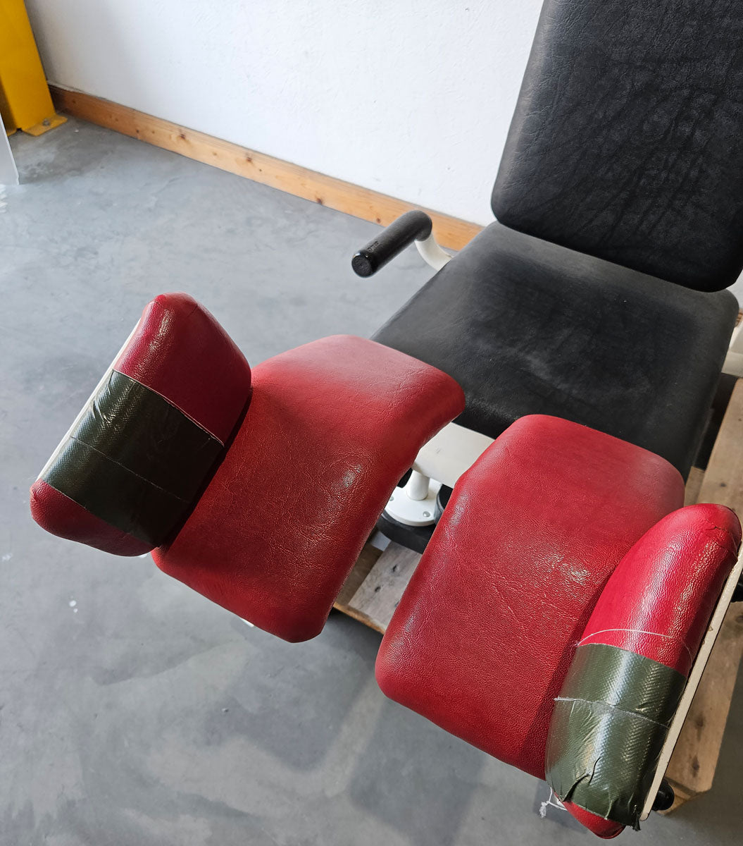 Gym80 Abductor Machine, Hip Abductor, seated, Oldschool Bodybuilding Strength Equipment - Edition or Classic Line, frame color white, used with signs of wear