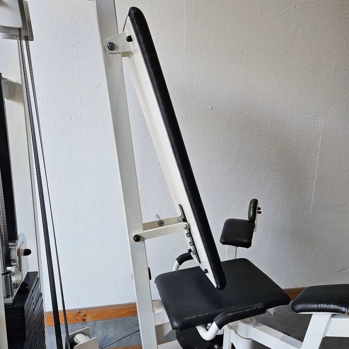 Gym80 Adductor Machine, Hip Adductor, Seated, Oldschool Bodybuilding Strength Equipment - Edition or Classic Line, White Frame, Used with Signs of Wear
