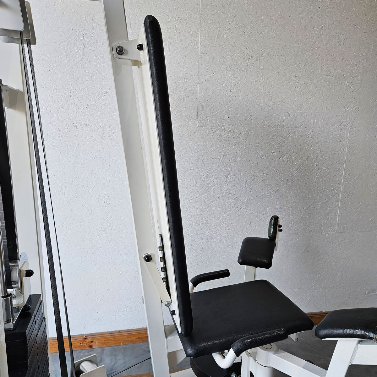 Gym80 Adductor Machine, Hip Adductor, Seated, Oldschool Bodybuilding Strength Equipment - Edition or Classic Line, White Frame, Used with Signs of Wear
