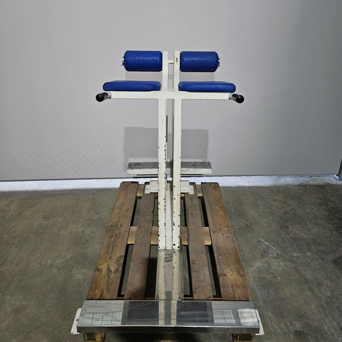 Rückenstreckerbank 90° Hyperextension zum training der unteren Rückenmuskulatur, Oldschool Bodybuilding, Rahmenfarbe Weiß, gebraucht mit Gebrauchsspuren