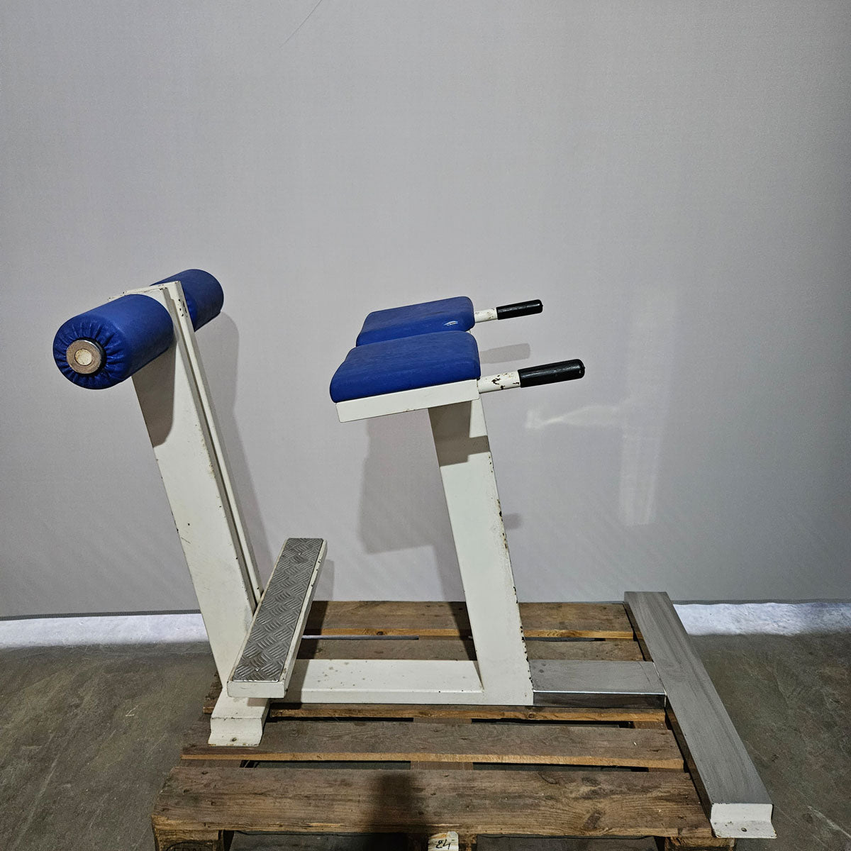 Rückenstreckerbank 90° Hyperextension zum training der unteren Rückenmuskulatur, Oldschool Bodybuilding, Rahmenfarbe Weiß, gebraucht mit Gebrauchsspuren