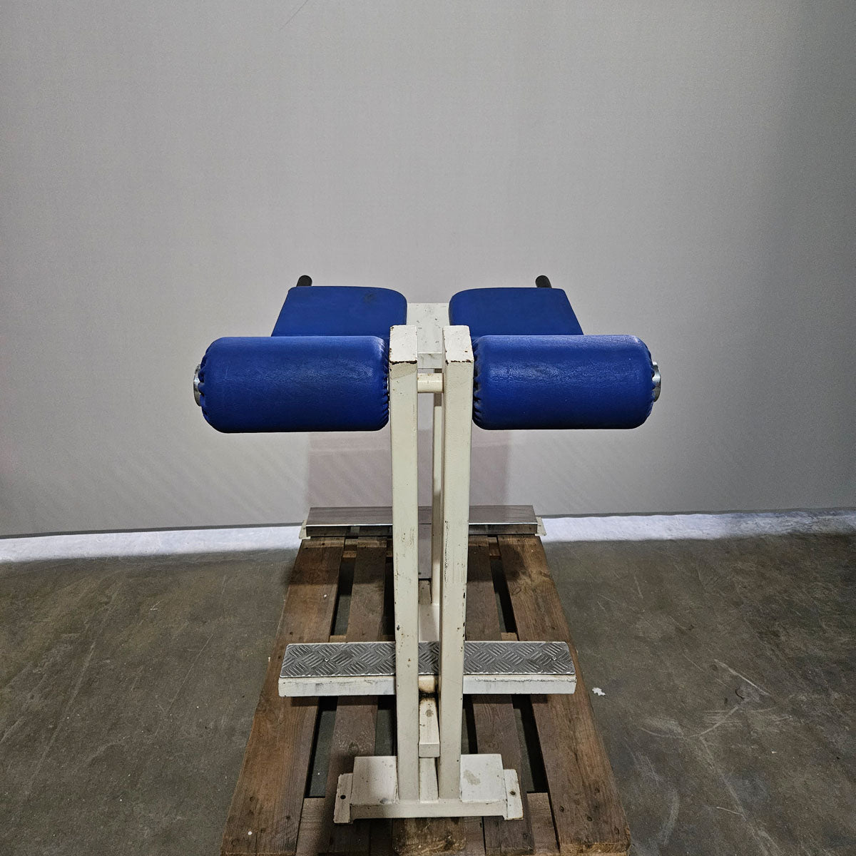 Rückenstreckerbank 90° Hyperextension zum training der unteren Rückenmuskulatur, Oldschool Bodybuilding, Rahmenfarbe Weiß, gebraucht mit Gebrauchsspuren