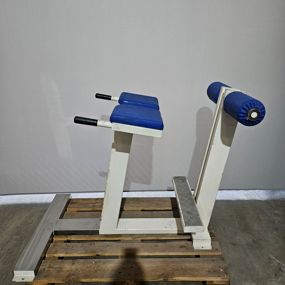 Rückenstreckerbank 90° Hyperextension zum training der unteren Rückenmuskulatur, Oldschool Bodybuilding, Rahmenfarbe Weiß, gebraucht mit Gebrauchsspuren