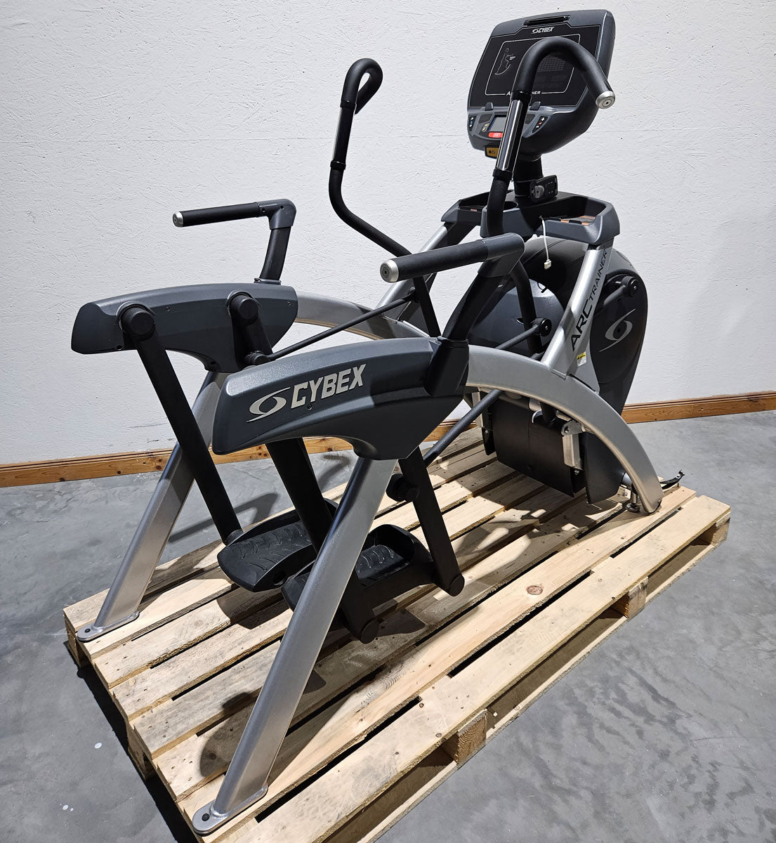 Cybex Arc Trainer 771AT Total Body, cross trainer, elliptical trainer with height-adjustable ramp, stepper, LED and touch display, frame color silver, used - refurbished condition