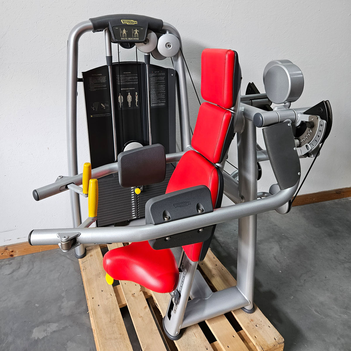 TechnoGym 18 Kraftgeräte im Set, Selection Line, Strength Machines with Stack Weight, Polster Rot, gebraucht - überholter Zustand