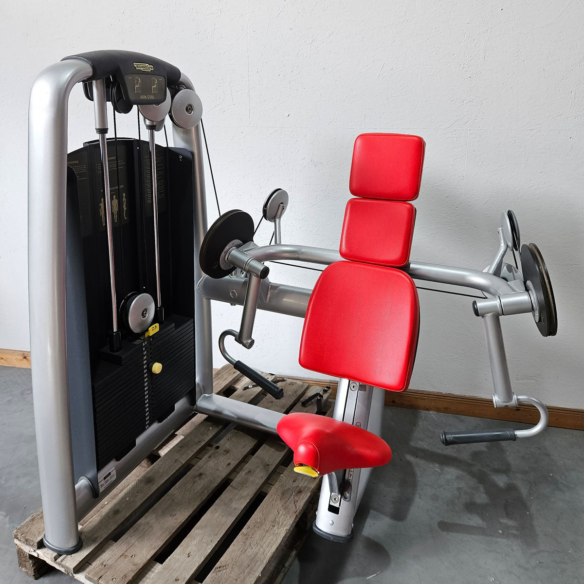 TechnoGym 18 Kraftgeräte im Set, Selection Line, Strength Machines with Stack Weight, Polster Rot, gebraucht - überholter Zustand