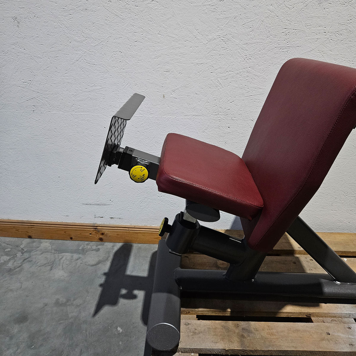 Lumbar trainer similar to Dr. Wolff 307, back extension bench in knee position, hyperextension, T 521, Teuwsen Sportgeräte, frame color anthracite, upholstery color burgundy red, used
