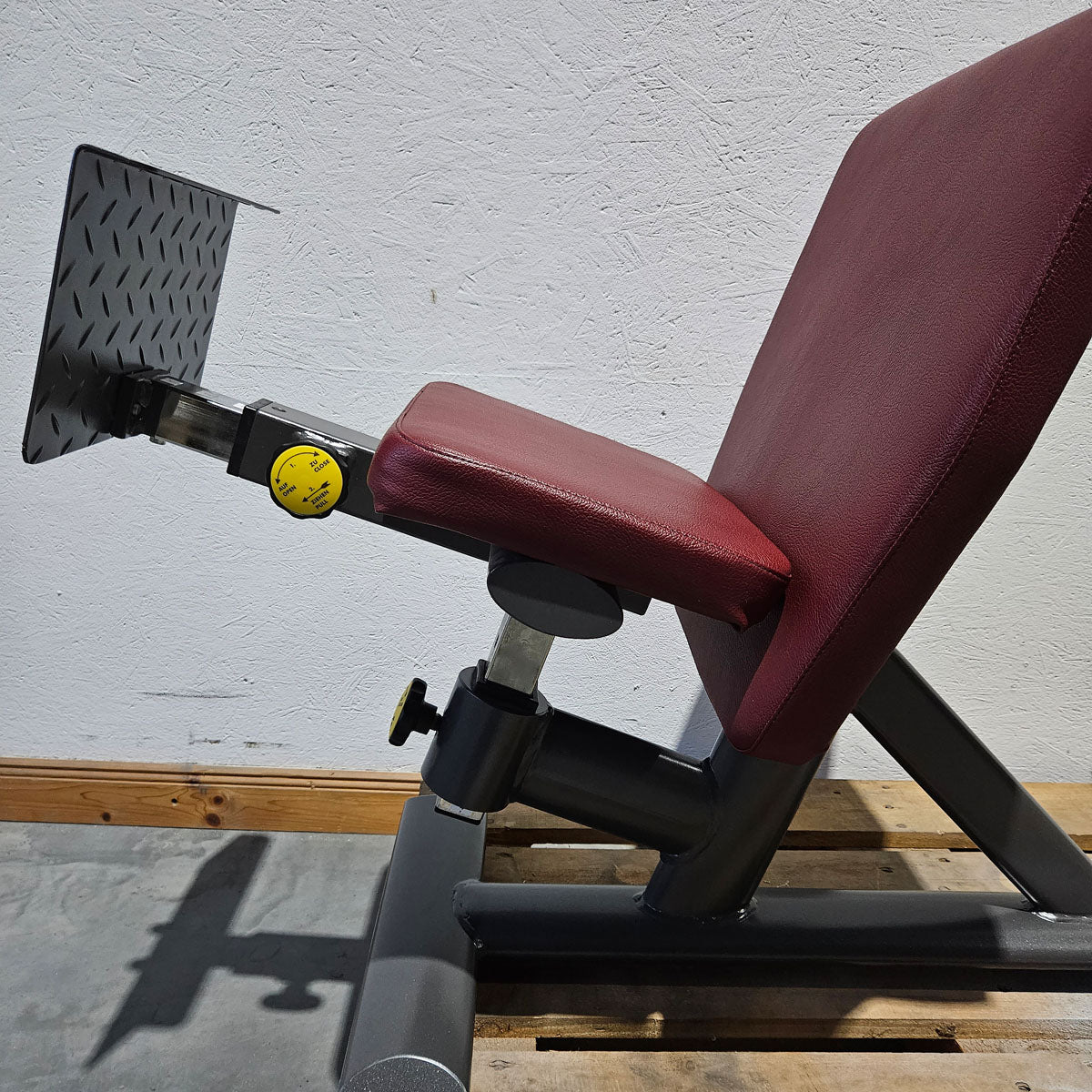 Lumbar trainer similar to Dr. Wolff 307, back extension bench in knee position, hyperextension, T 521, Teuwsen Sportgeräte, frame color anthracite, upholstery color burgundy red, used
