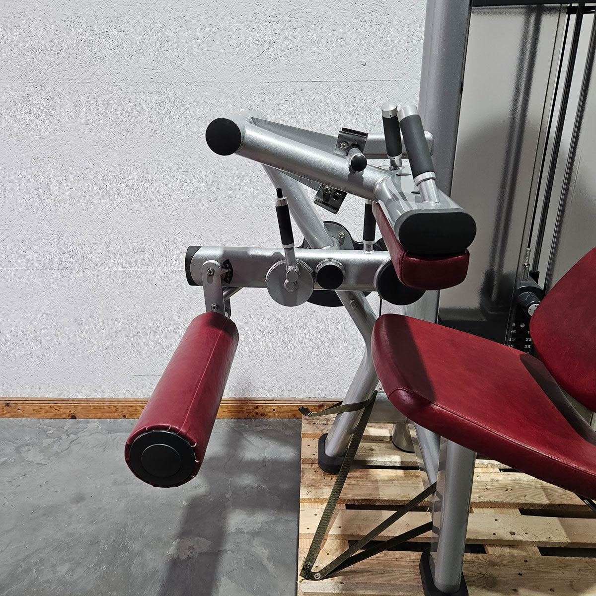 Life Fitness Seated Leg Curl, Signature Series, 135kg Weight Block, Silver Frame, Used - Refurbished Condition