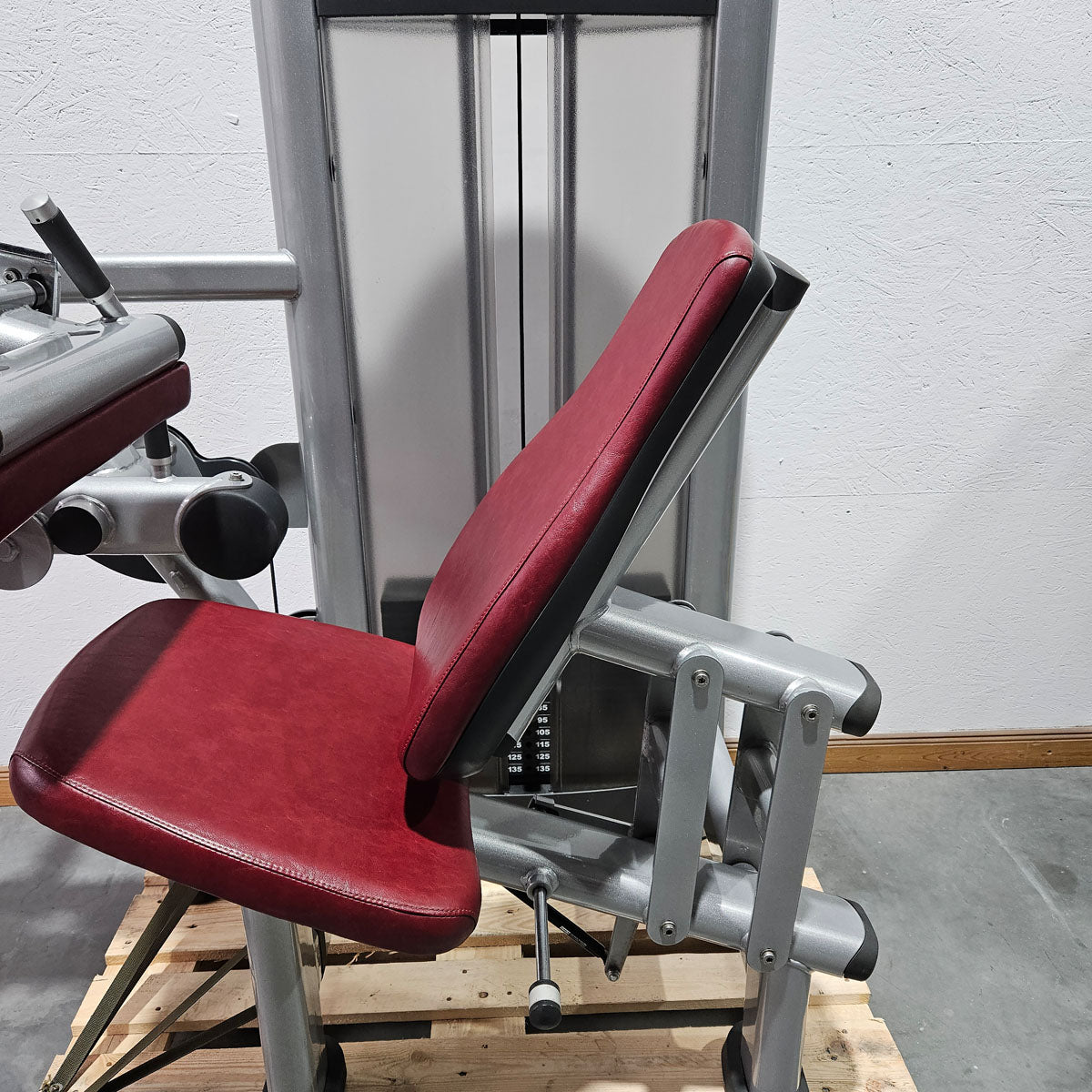 Life Fitness Seated Leg Curl, Signature Series, 135kg Weight Block, Silver Frame, Used - Refurbished Condition