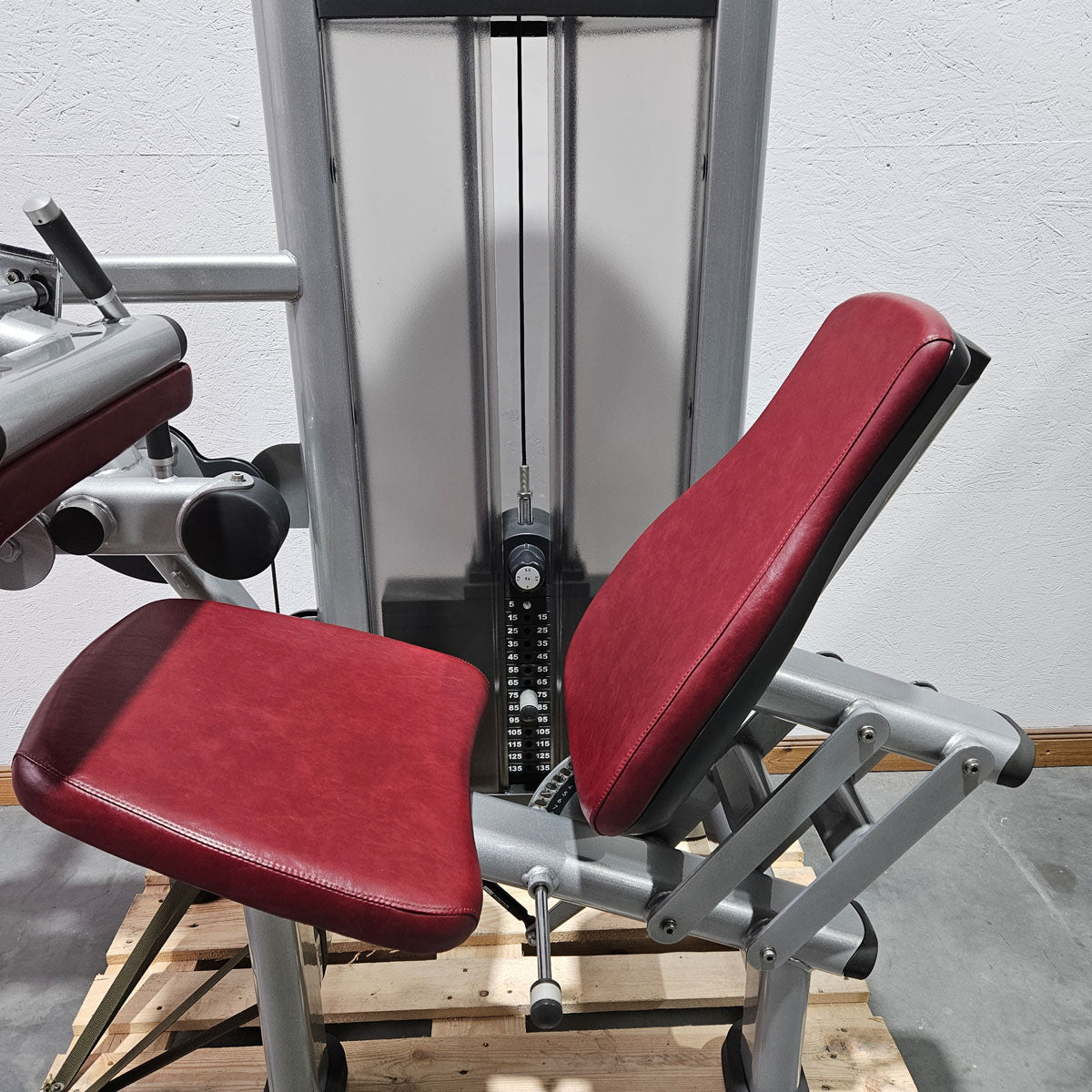 Life Fitness Seated Leg Curl, Signature Series, 135kg Weight Block, Silver Frame, Used - Refurbished Condition