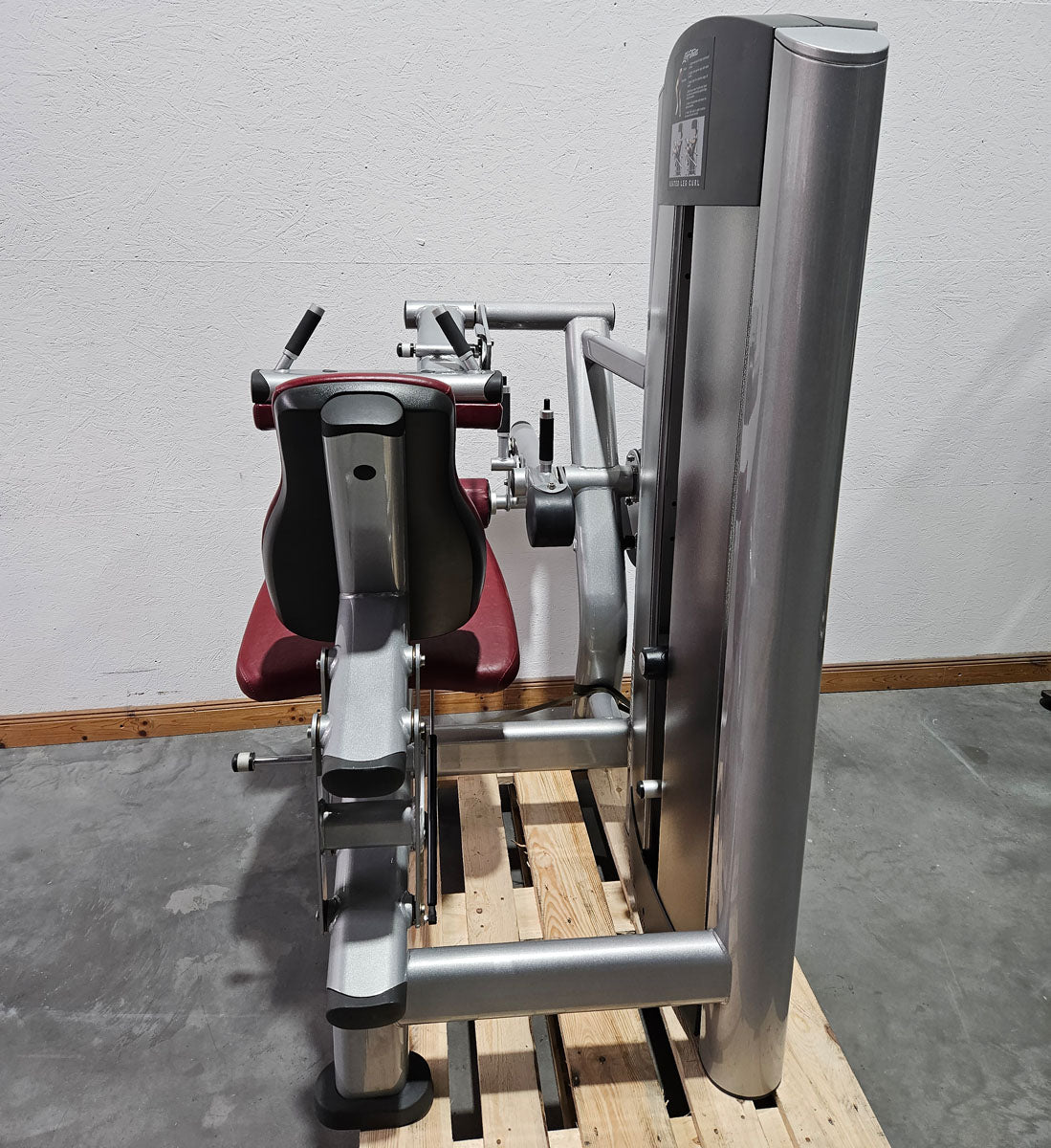 Life Fitness Seated Leg Curl, Signature Series, 135kg Weight Block, Silver Frame, Used - Refurbished Condition